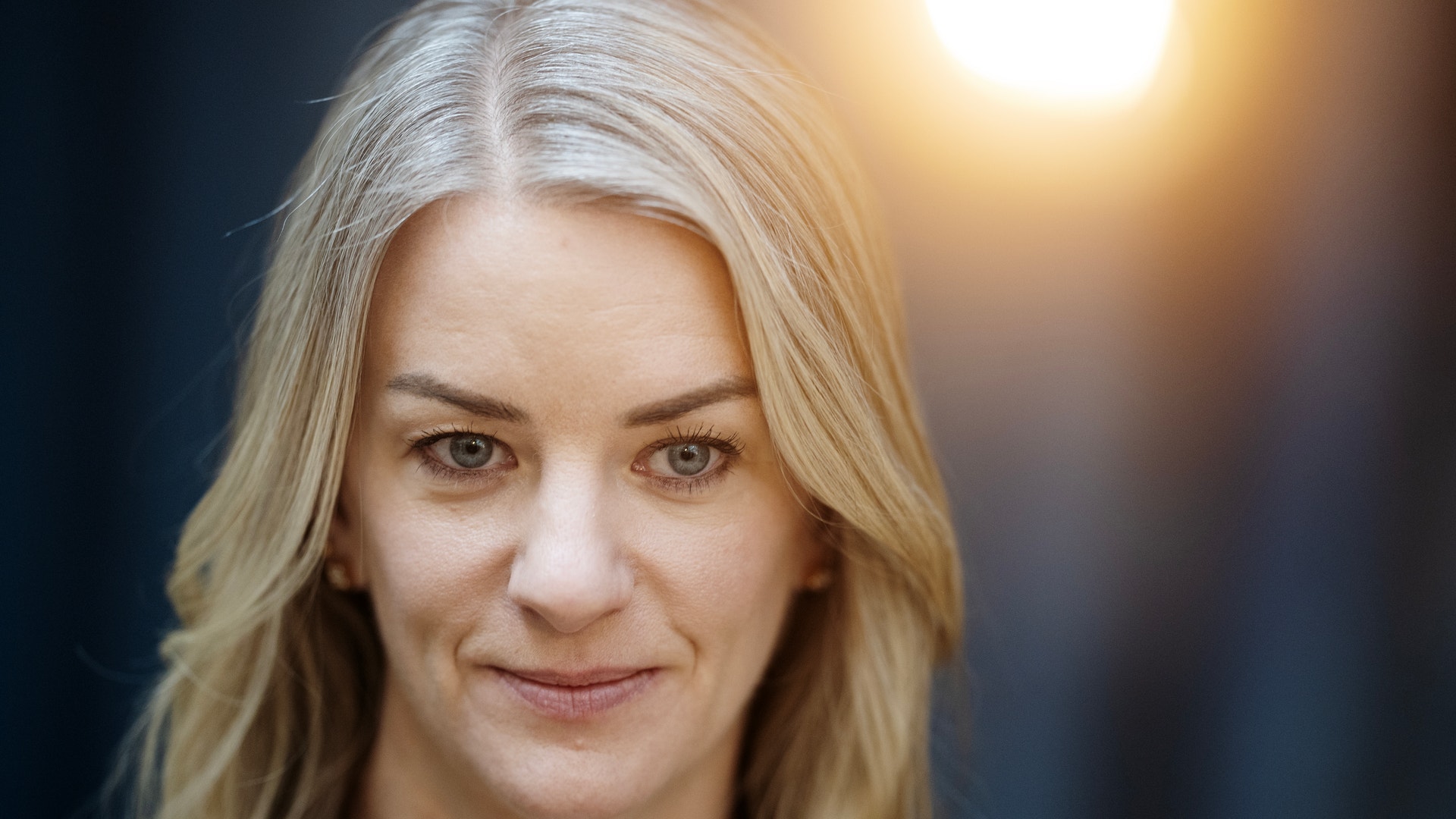 Porträtt av en kvinna med långt blont hår