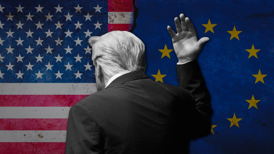 Donald Trump i mörk kostym sedd från baksidan, med vitt hår, står mellan USA:s flagga och EU:s flagga med guldstjärnor på blå bakgrund. Figuren höjer handen i en vinkande gest som symboliserar diplomatiska förbindelser mellan USA och Europeiska unionen.