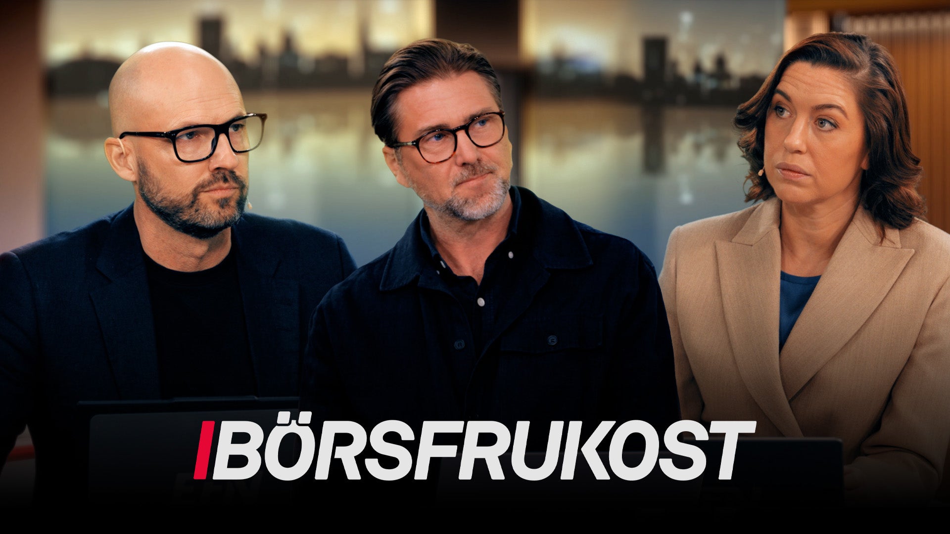 Tre personer i en studiomiljö med stadsvy i bakgrunden. Text visar "Börsfrukost".