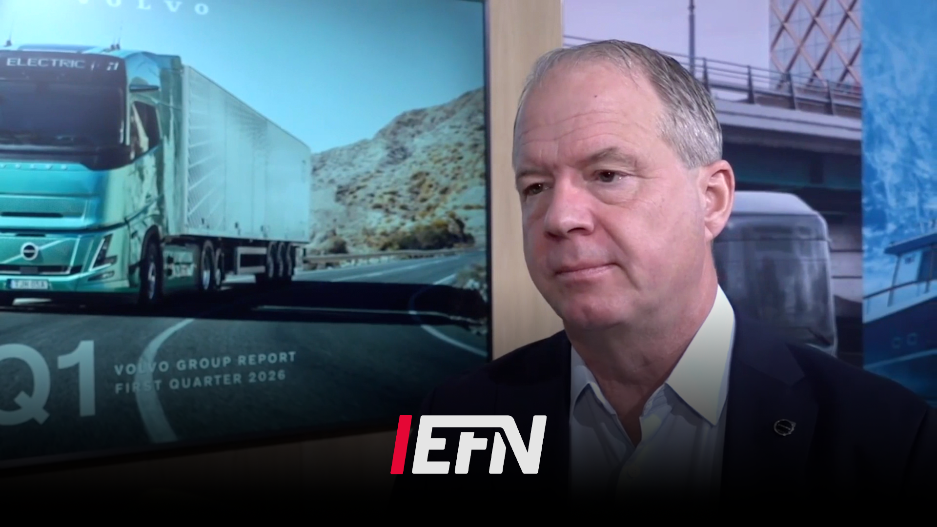 Man i kostym framför skärm som visar Volvo-lastbil och landskap, med EFN-logotyp nedtill.