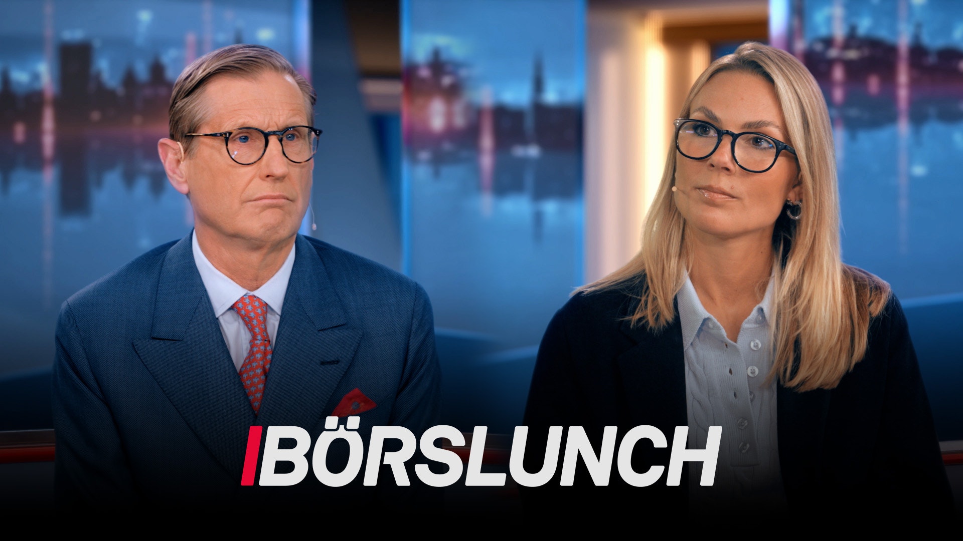 Två personer i affärskläder sitter framför en stadsutsikt. Texten Börslunch visas längst ner i bilden.