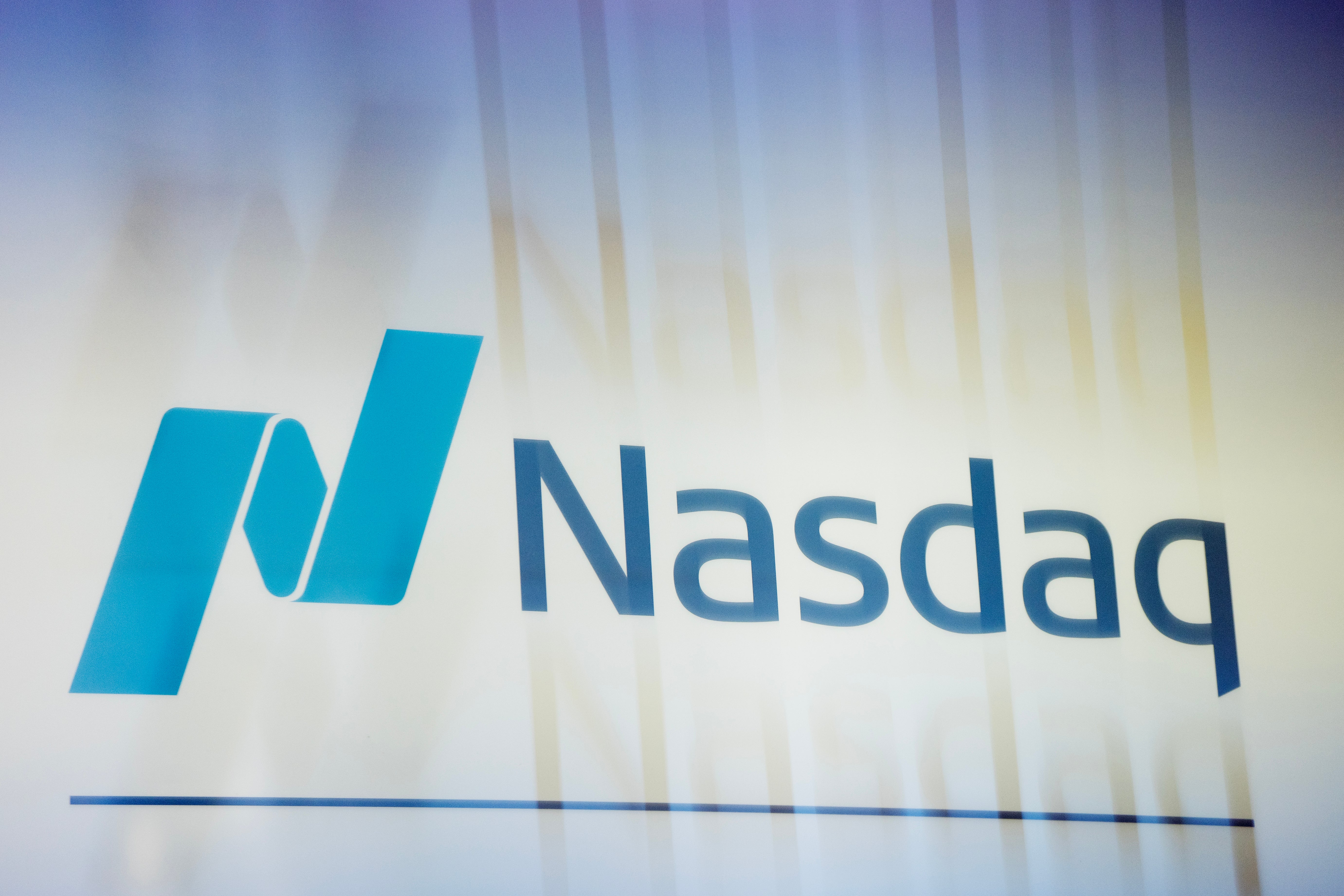 Nasdaq-logotypen med ett stiliserat N-symbol i turkos och texten Nasdaq på en ljus bakgrund