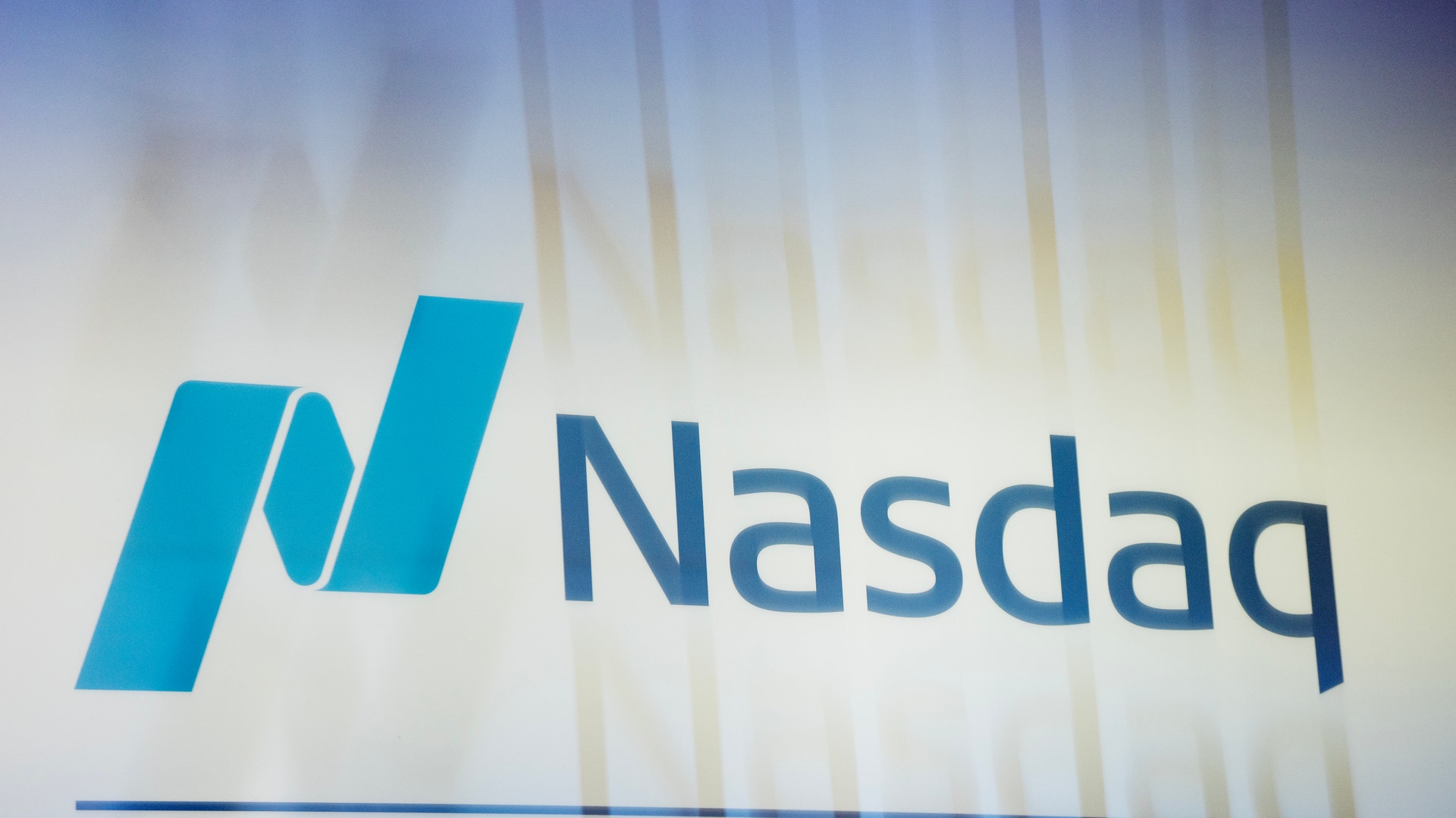 Nasdaq-logotypen med ett stiliserat N-symbol i turkos och texten Nasdaq på en ljus bakgrund