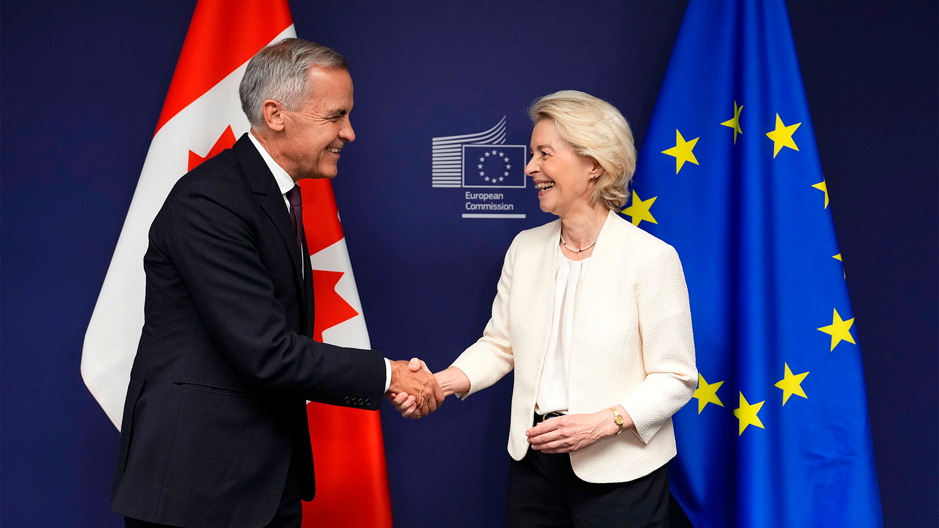 ETT HISTORISKT HANDSLAG. Kanadas premiärminister Mark Carney och EU-kommissionens ordförande Ursula von der Leyen skakar hand i Europaparlamentet i Strasbourg, Frankrike, onsdagen den 16 september.