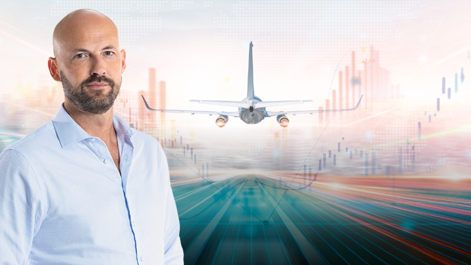 EFN:s analytiker Martin Blomgren framför ett kollage med ett flygplan och en börsgraf, där han liknar börsen vid ett flygplan.