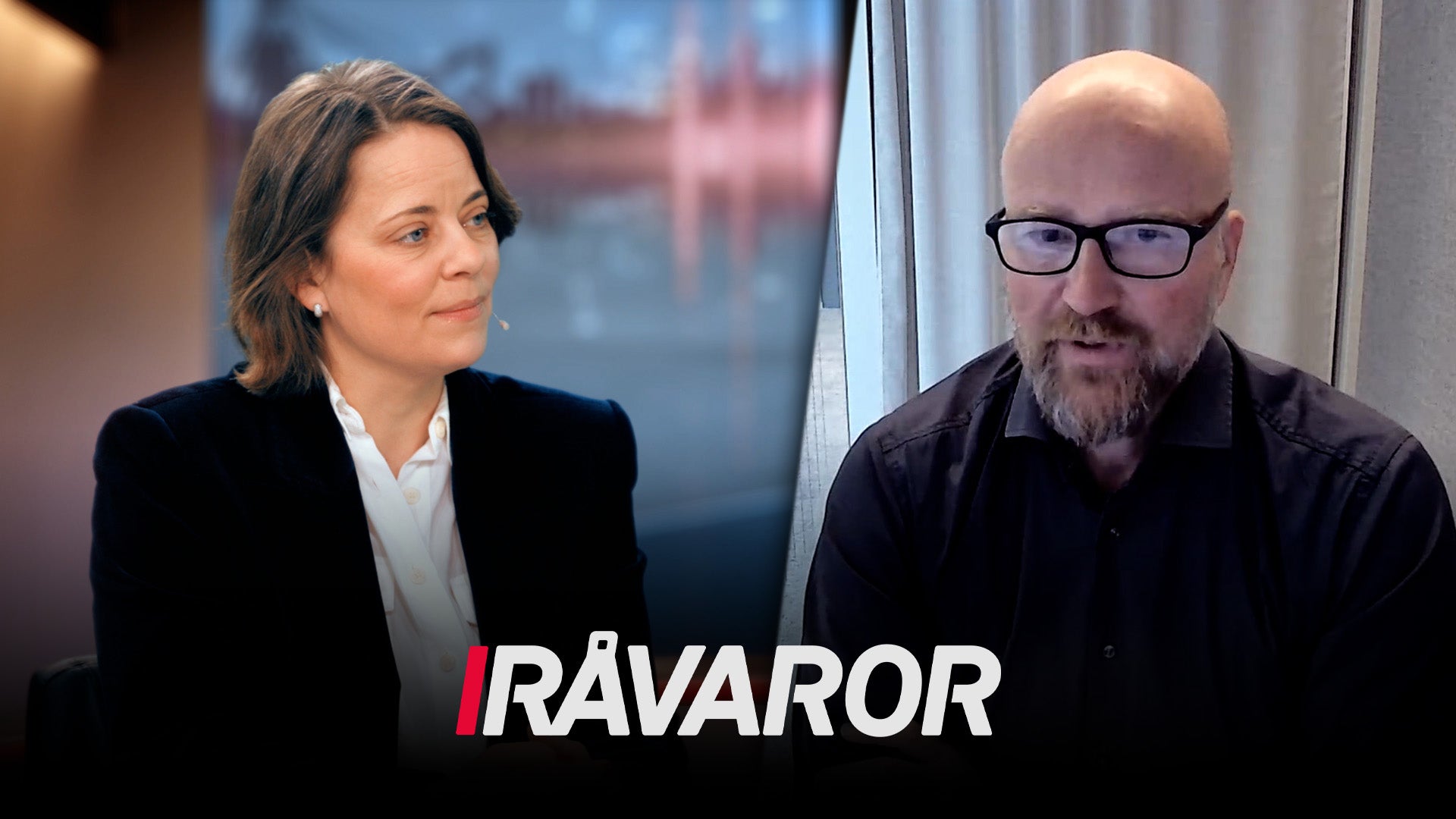 Två personer sitter och samtalar framför ett fönster med stadsvy. Logotypen Råvaror visas längst ner på bilden.