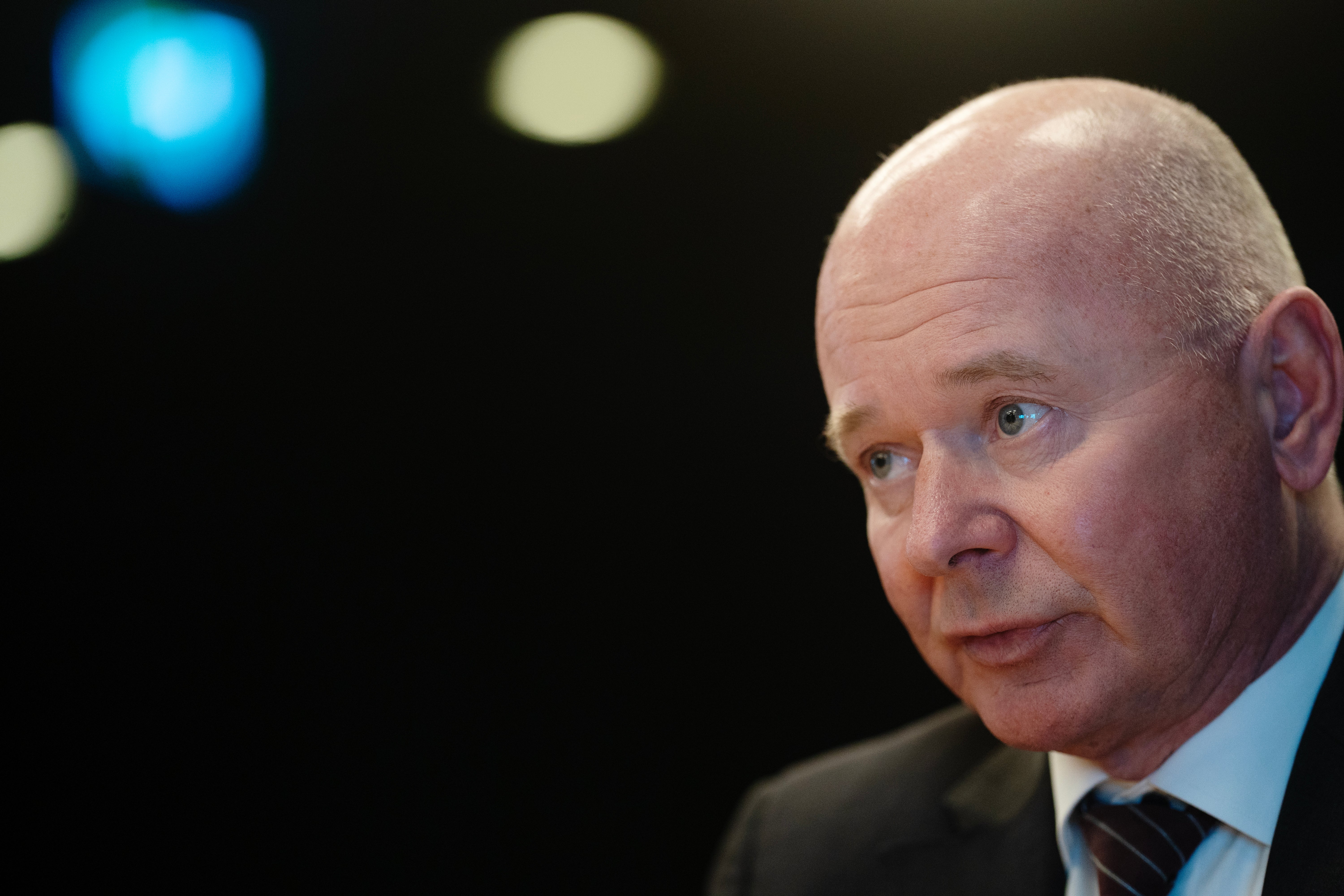 Saabs vd Micael Johansson i kavaj och slips.