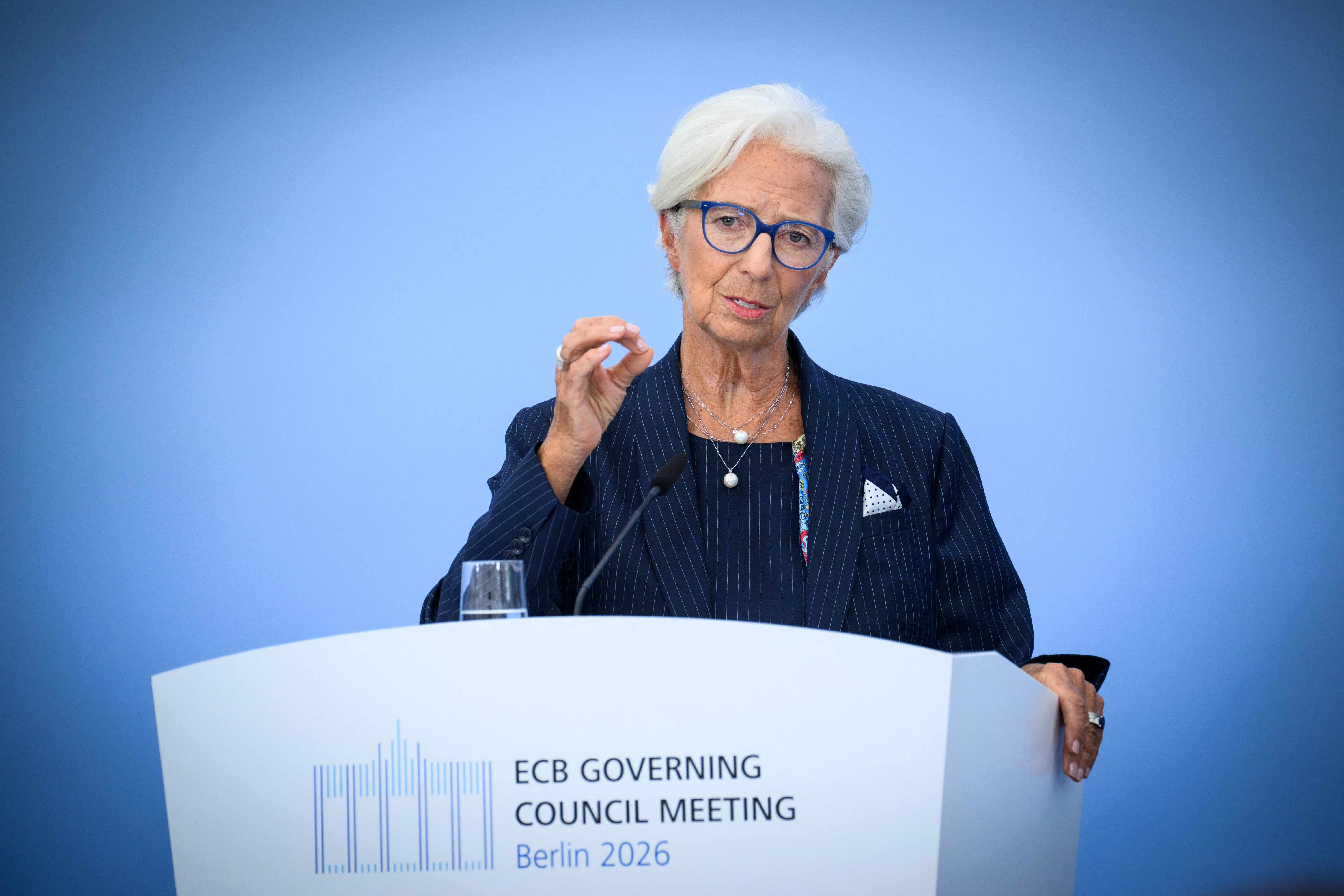 En kvinna talar och gestikulerar vid ett podium under ett möte med ECB:s råd i Berlin.