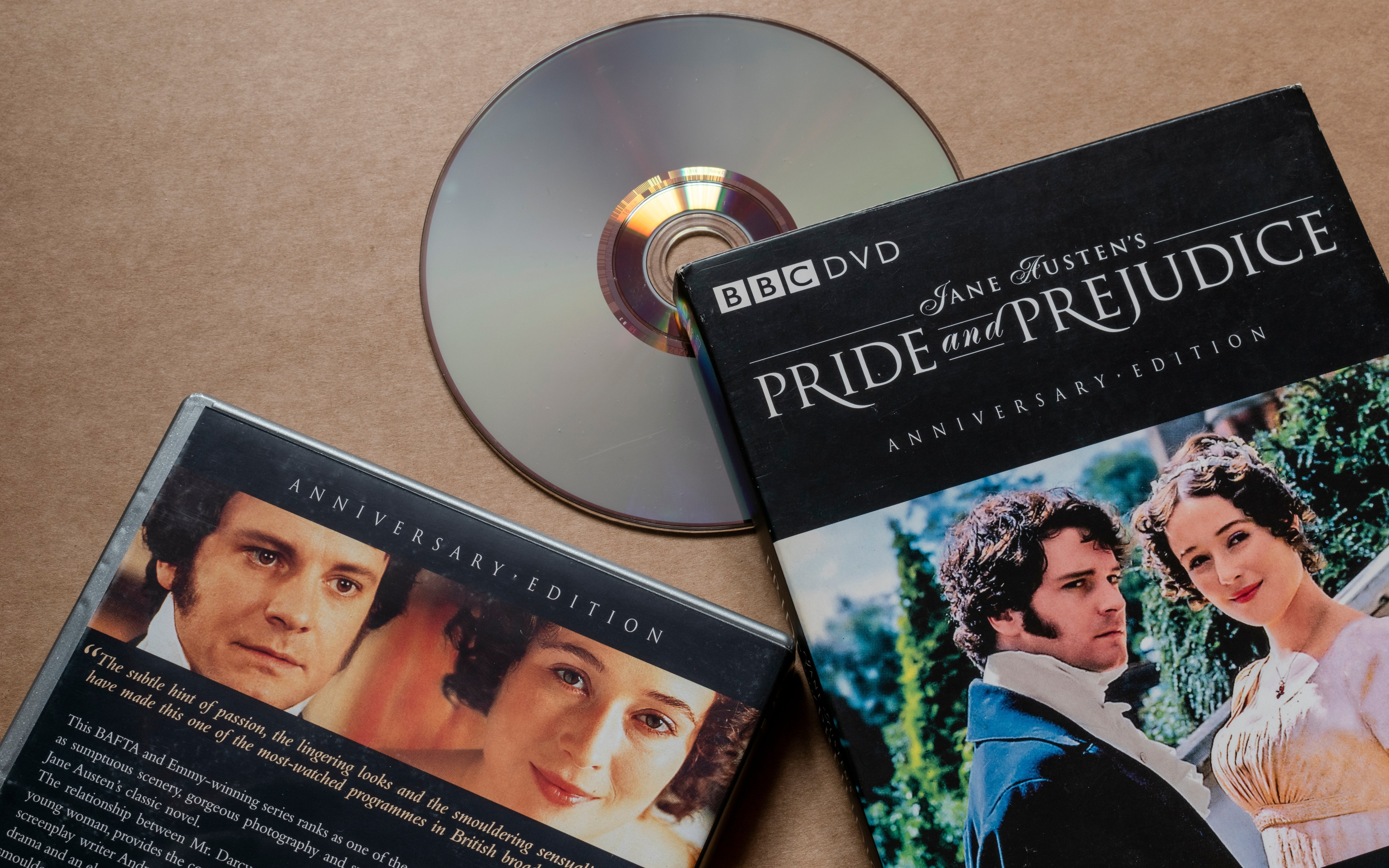 BBC:s Pride and Prejudice Anniversary Edition DVD med skiva och originalförpackning på en beige bakgrund.