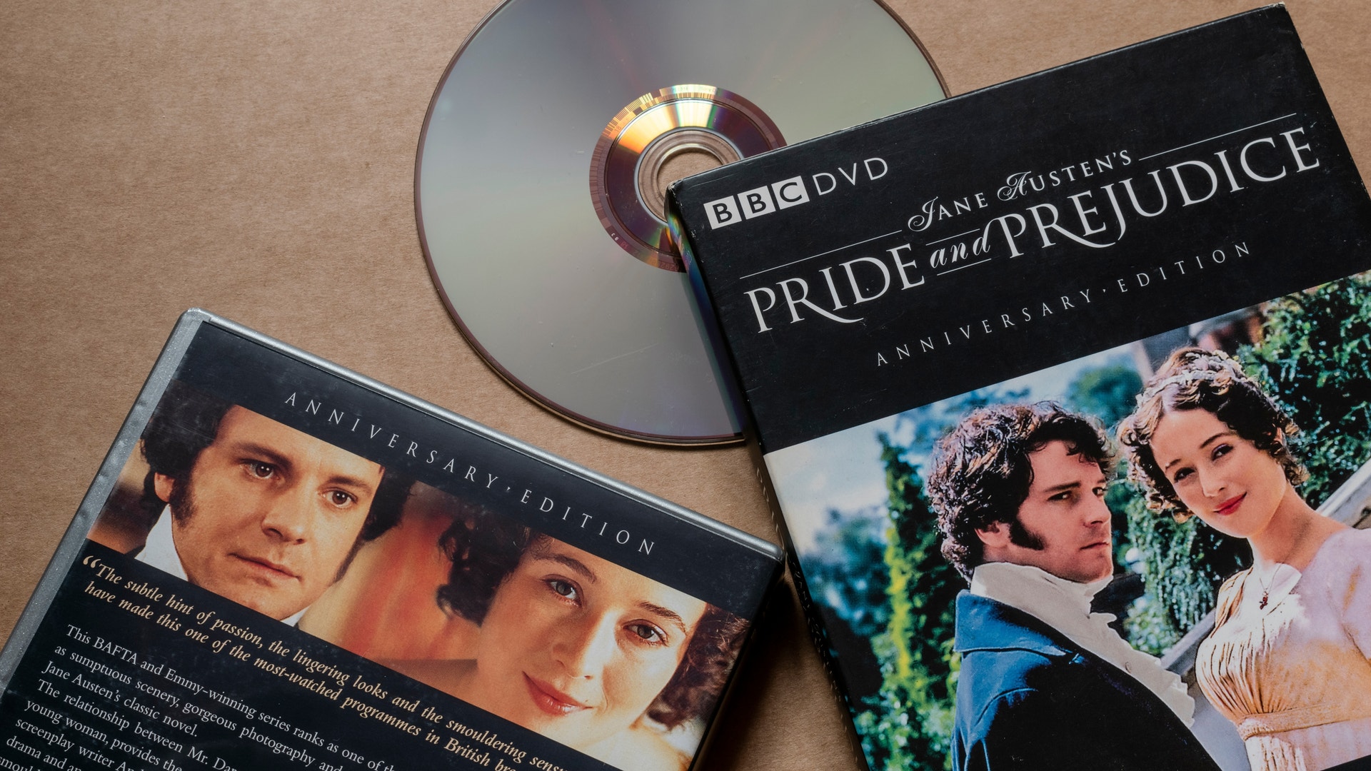 BBC:s Pride and Prejudice Anniversary Edition DVD med skiva och originalförpackning på en beige bakgrund.
