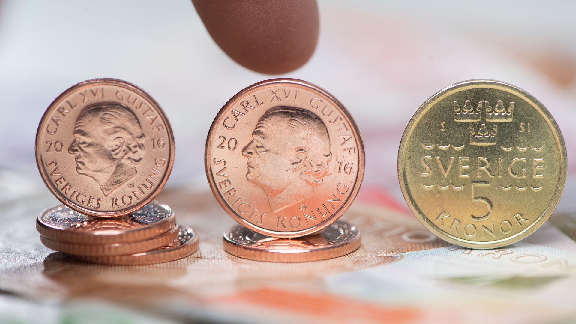 Svenska mynt av olika valörer uppställda på ett bord