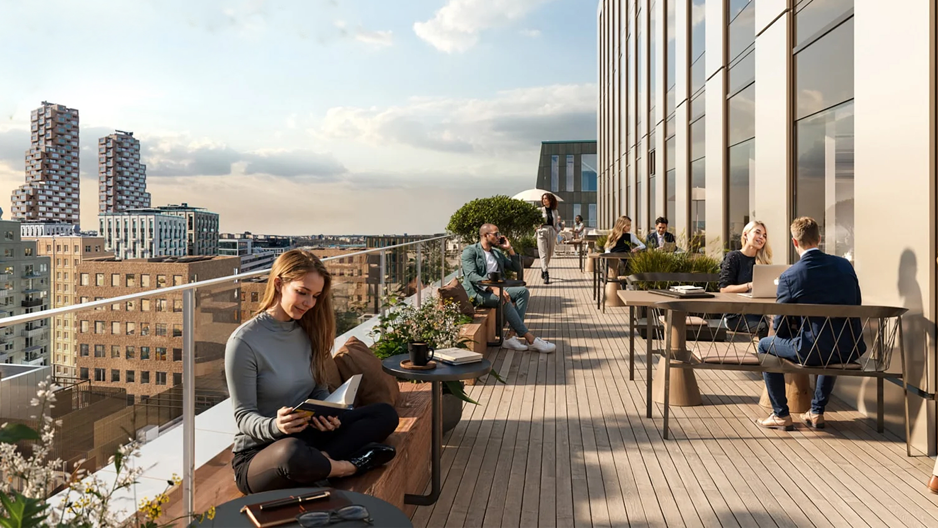 En bild av ett prestigeprojekt. Infinity i Hagastaden väntas färdigställas under 2027. På bilden är det en stor terass i solläge med människor som småsnackar, läser och pratar i telefon.