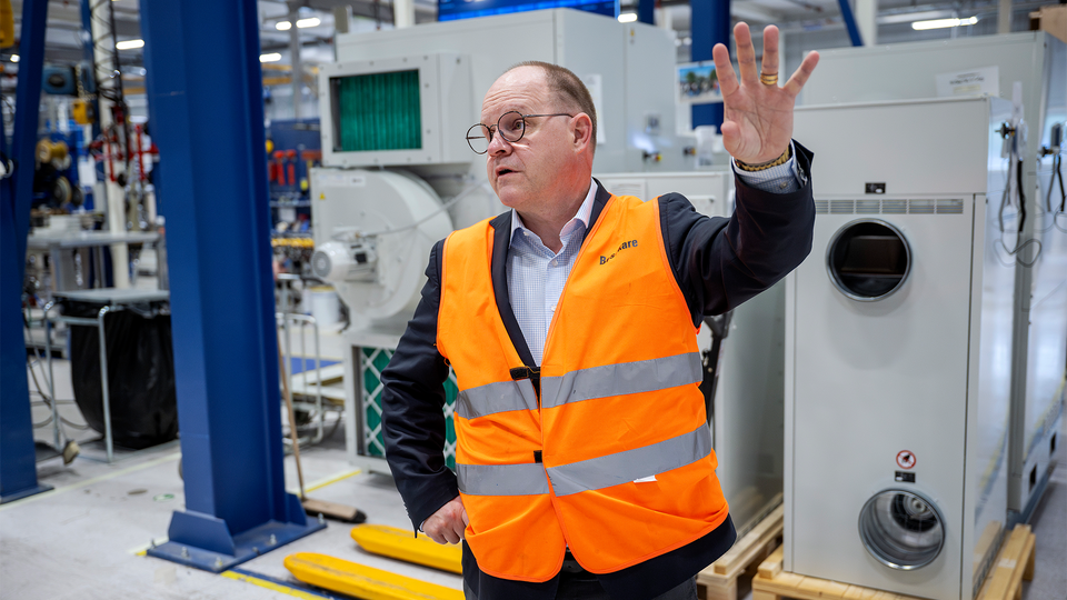 Klas Forsström i Munters fabrik. Han har en orange väst på sig.