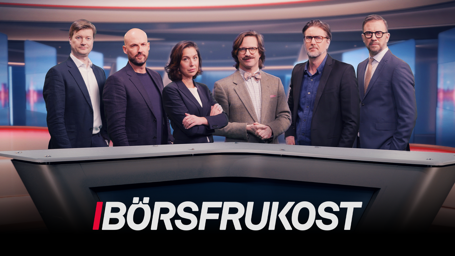 Sex personer står bakom ett skrivbord i en TV-studio. Logotypen Börsfrukoost syns längst ner på bilden.