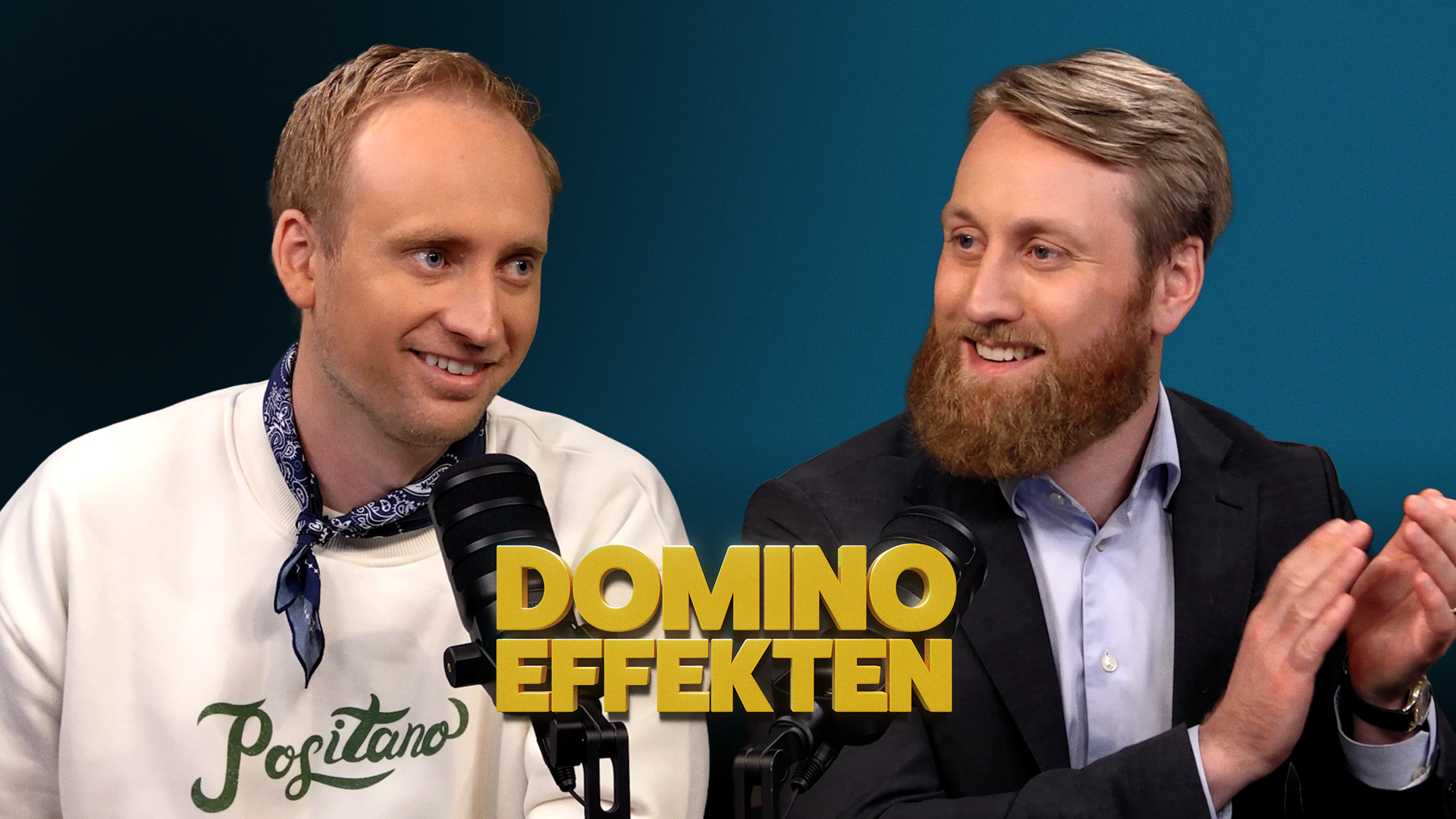 Två män sitter och pratar framför en blå bakgrund. Mellan dem står texten 'DOMINO EFFEKTEN' i gul färg.