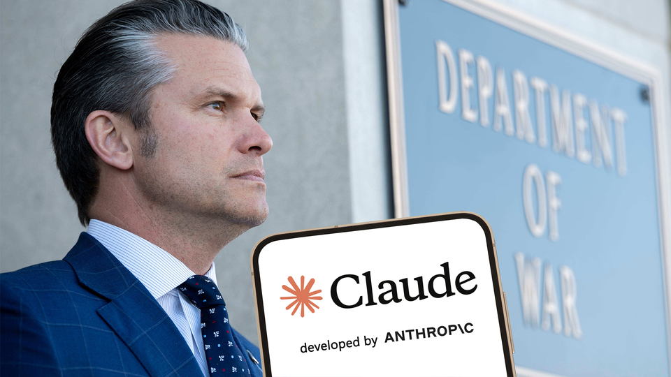 En man i blå kostym och slips i profilvy tittar på en smartphone som visar Claude-logotypen med texten "developed by ANTHROPIC". I bakgrunden syns en suddig skylt med texten "DEPARTMENT OF".