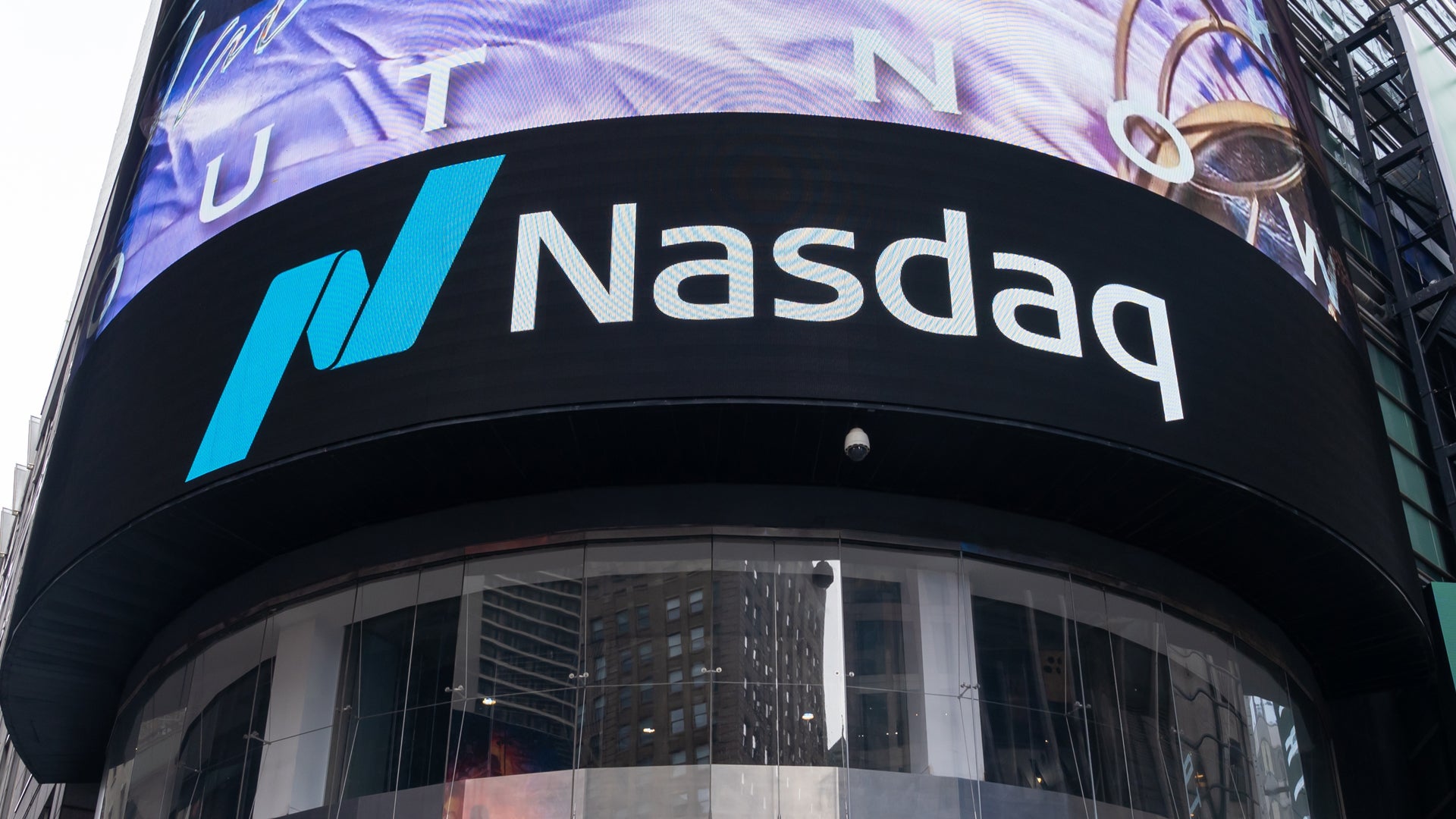 Nasdaq-logotypen på en stor digital skärm på en byggnad i en stad