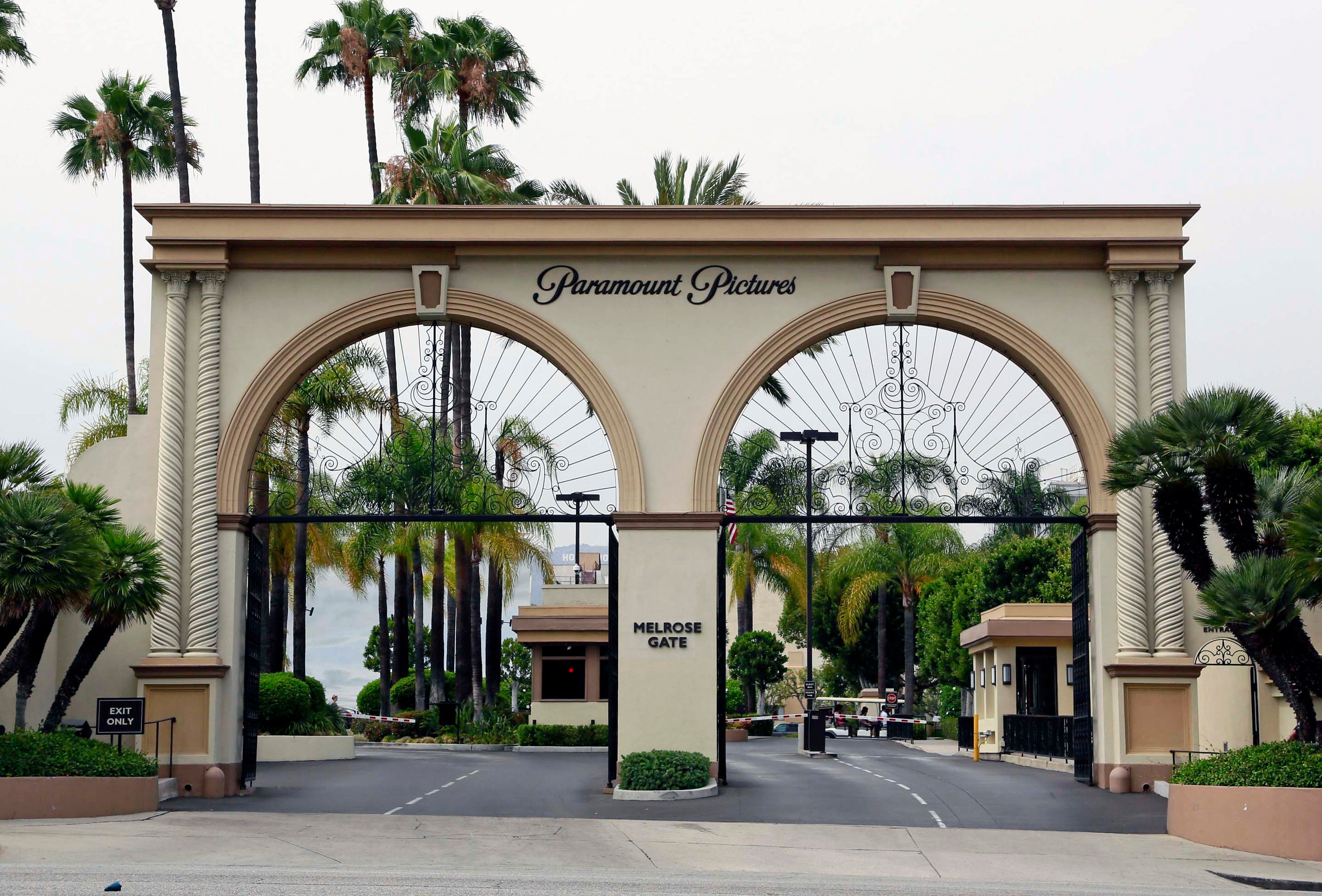 Entrépylonen till Paramount Pictures studio i Hollywood med två stora bågar, palmträd och studiots namn på fasaden.