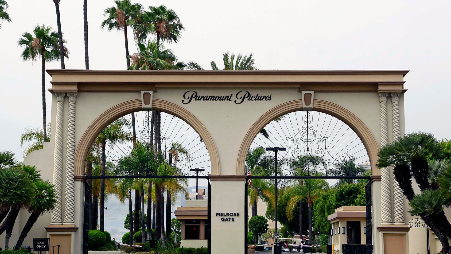 Entrépylonen till Paramount Pictures studio i Hollywood med två stora bågar, palmträd och studiots namn på fasaden.