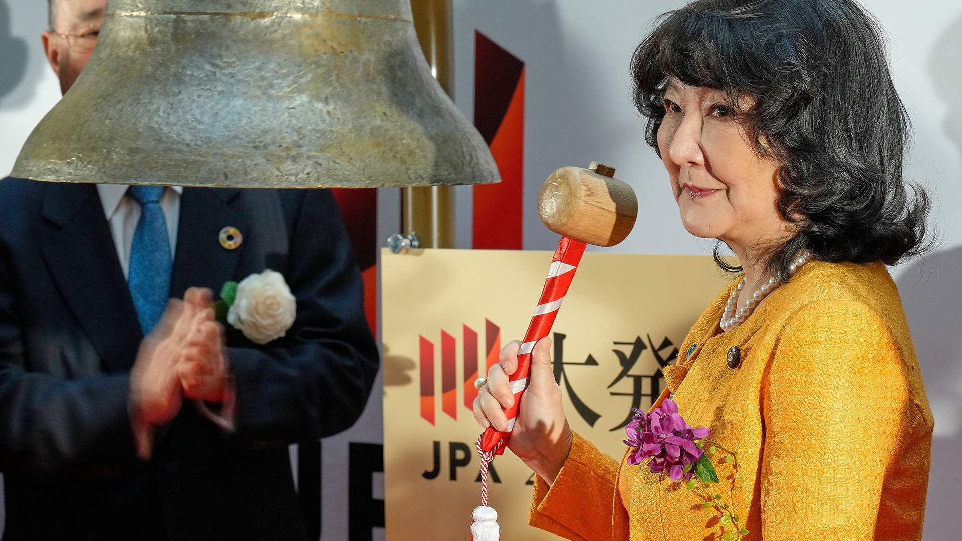 Porträtt av en kvinna i gul klänning vid en formell ceremoni