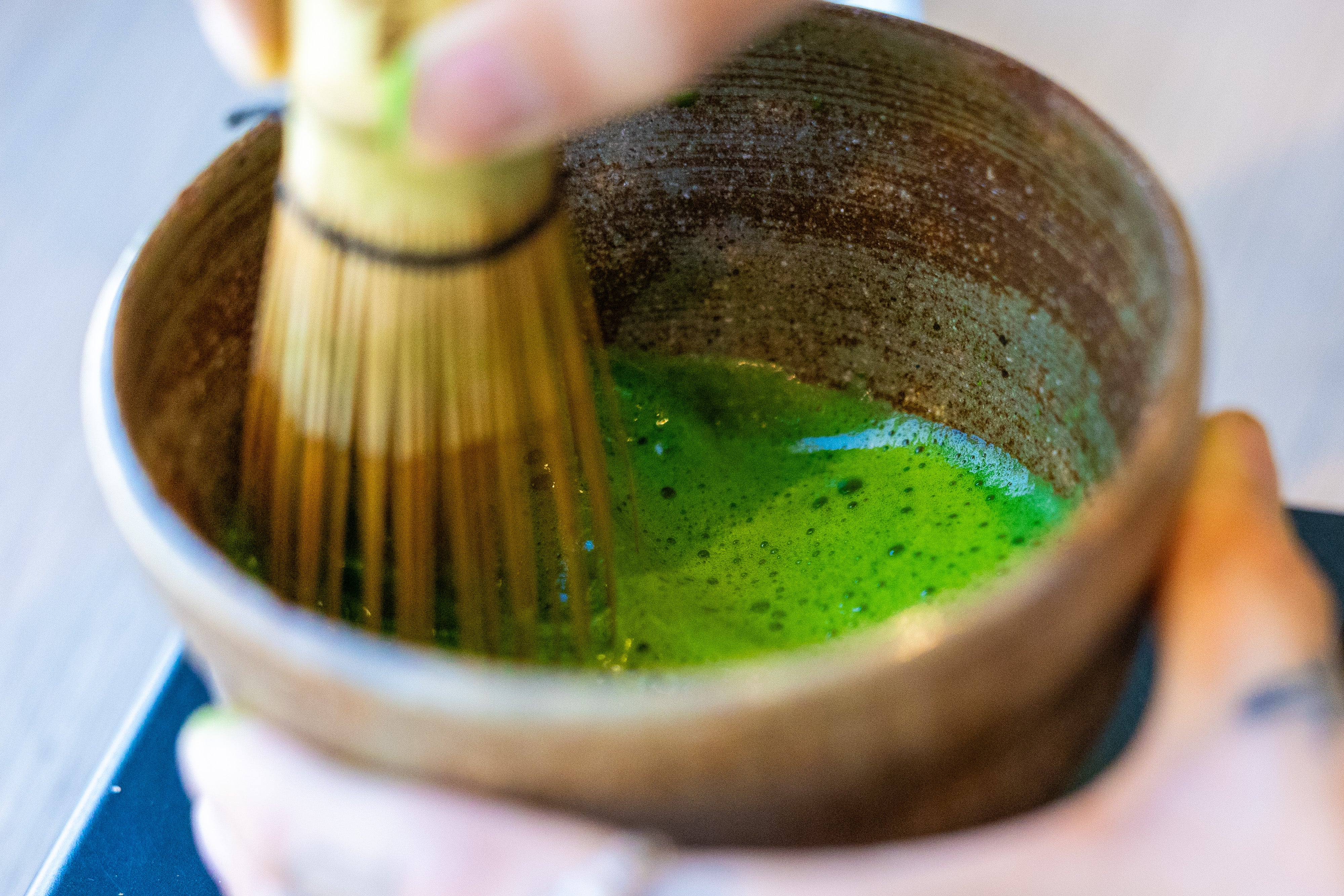 Bild på matcha som tillreds i skål med visp.