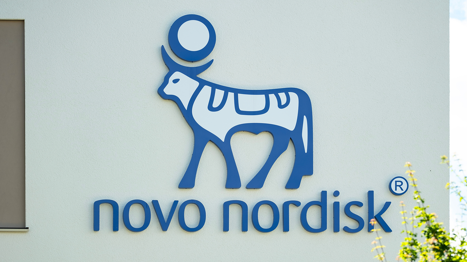 En byggnad med Novo Nordisk-skylt.