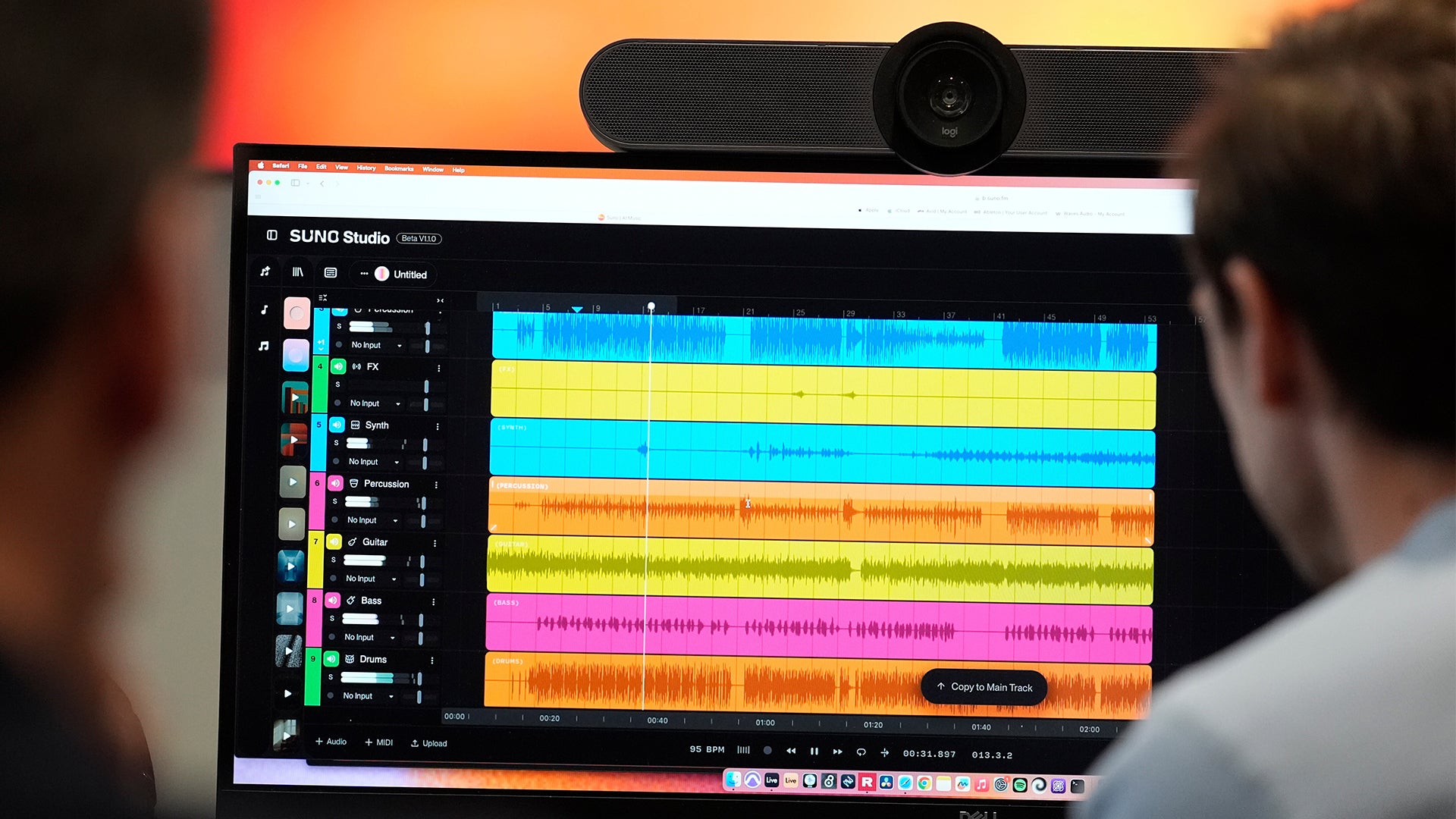 Skärmdump av musikproduktionsprogram SUND Studio med flera färgglada ljudspår visade som vågformer på en datorskärm. En webbkamera är monterad ovanpå skärmen.