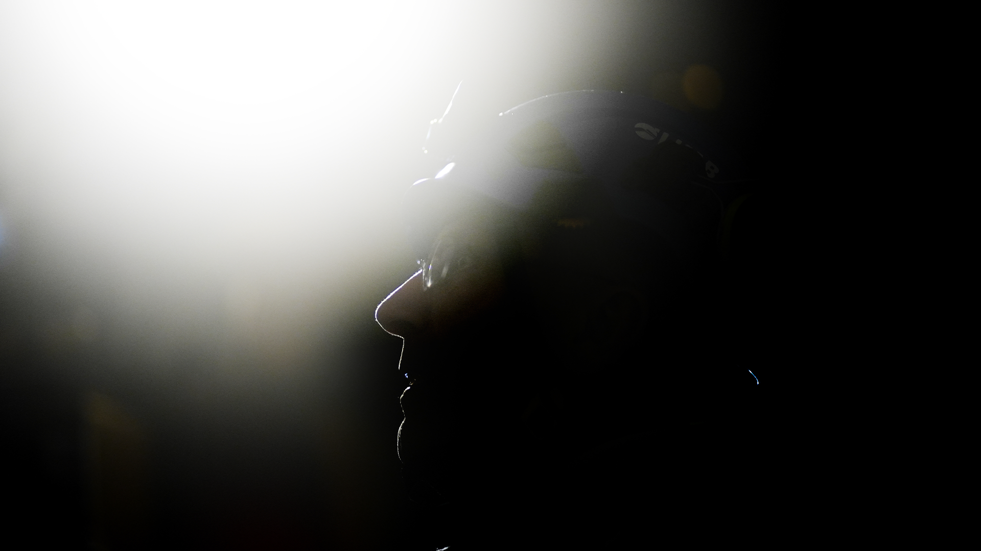 Silhuett av en persons profil mot ljus bakgrund