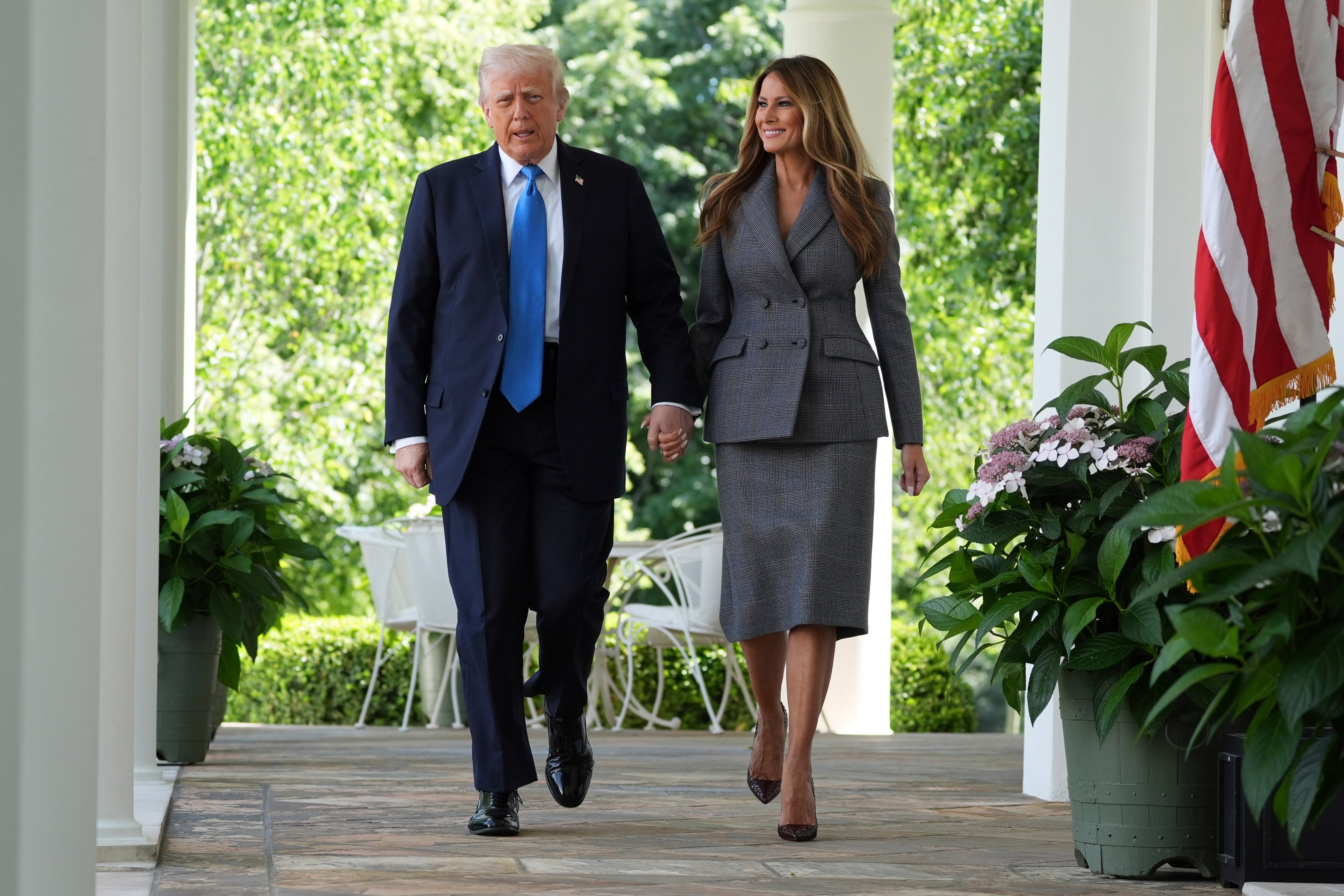 USA:s president Donald Trump och hustru Melania Trump håller hand.