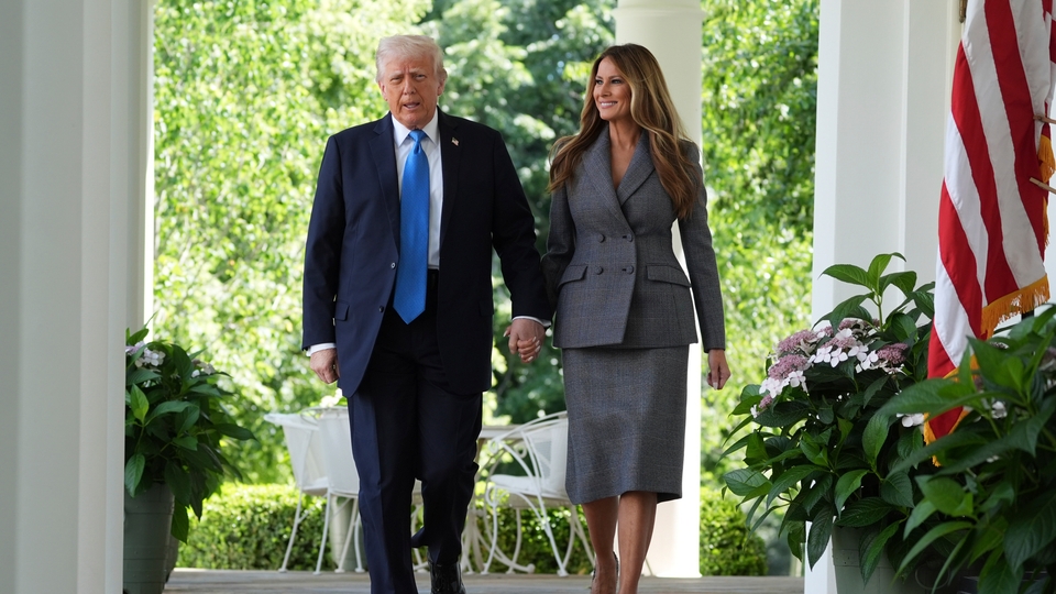 USA:s president Donald Trump och hustru Melania Trump håller hand.