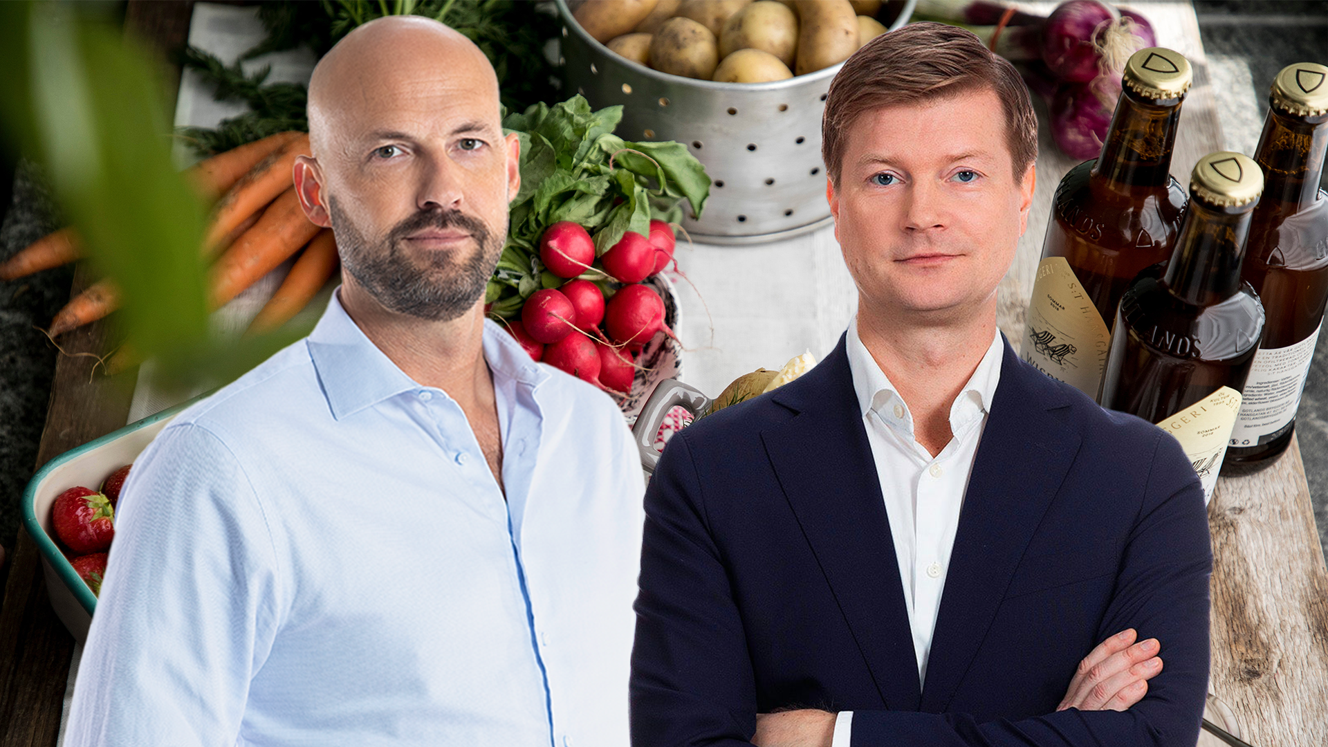 Två män står tillsammans framför en bakgrund med mat och dryck, inklusive grönsaker, frukt och ölflaskor.