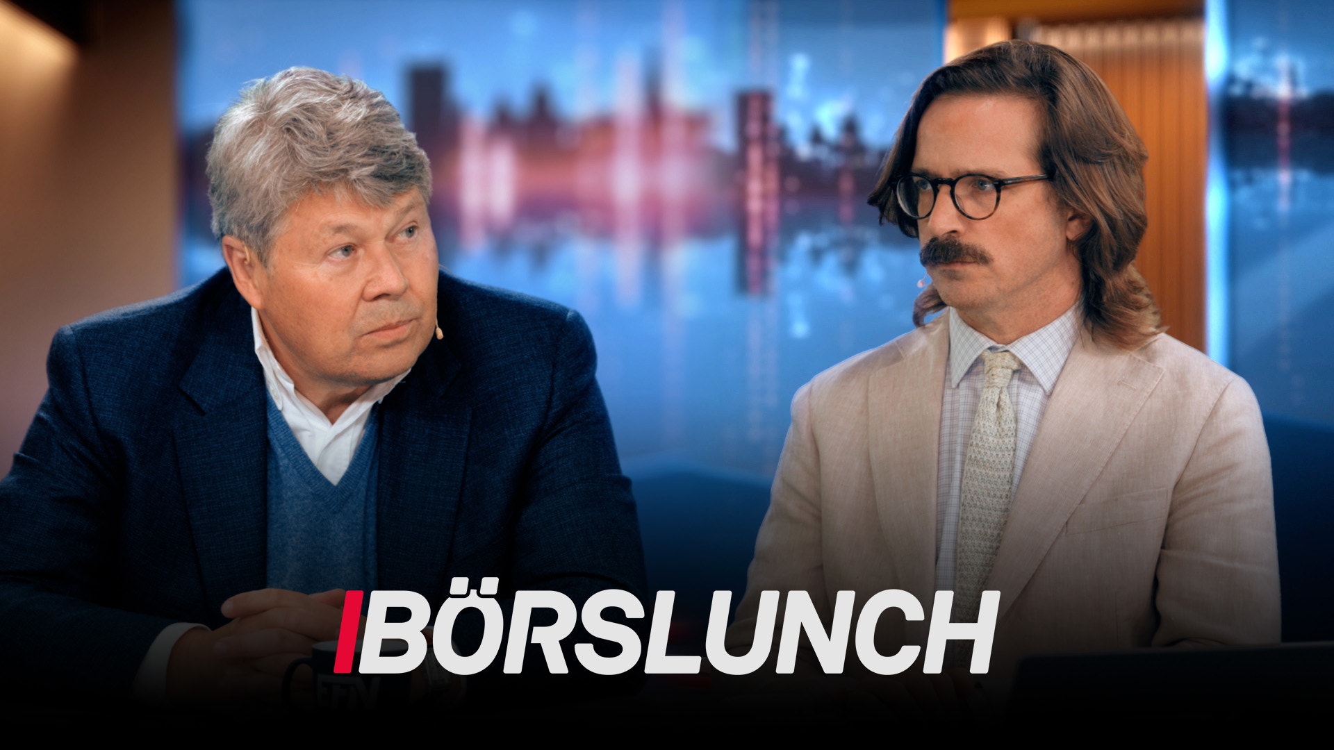 Två män sitter i en TV-studio framför en stadshorisont. Texten BÖRSLUNCH visas längst ned på skärmen.
