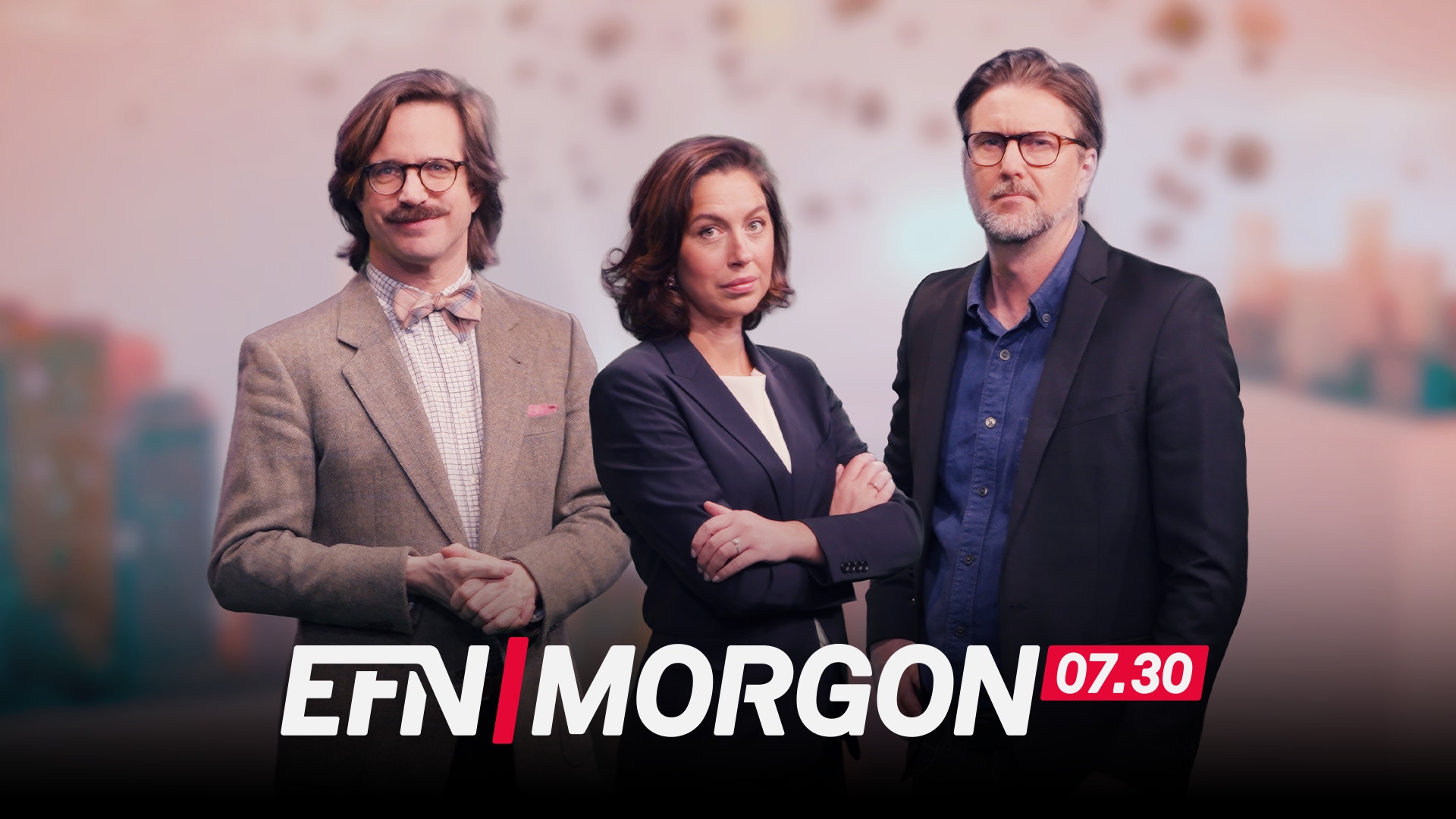 Tre programledare för EFN Morgon 07.30 står framför en stadshorisont. En man i beige kostym till vänster, en kvinna i svart kostym i mitten och en man i mörk kostym till höger.