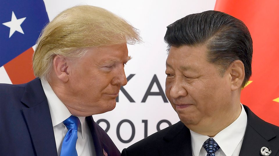 Donald Trump och Xi Jinping tittar varandra i ögonen när det skakar hand efter en framgångsrik förhandling.