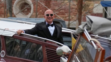 Jeff Bezos hyllar "AI-bubblan"