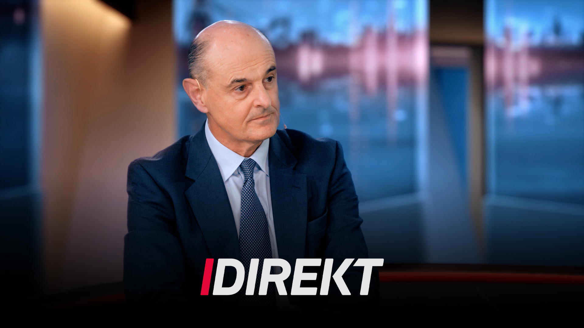 En man i mörk kostym och slips sitter i en tv-studio. Nederst i bilden syns texten "Direkt".