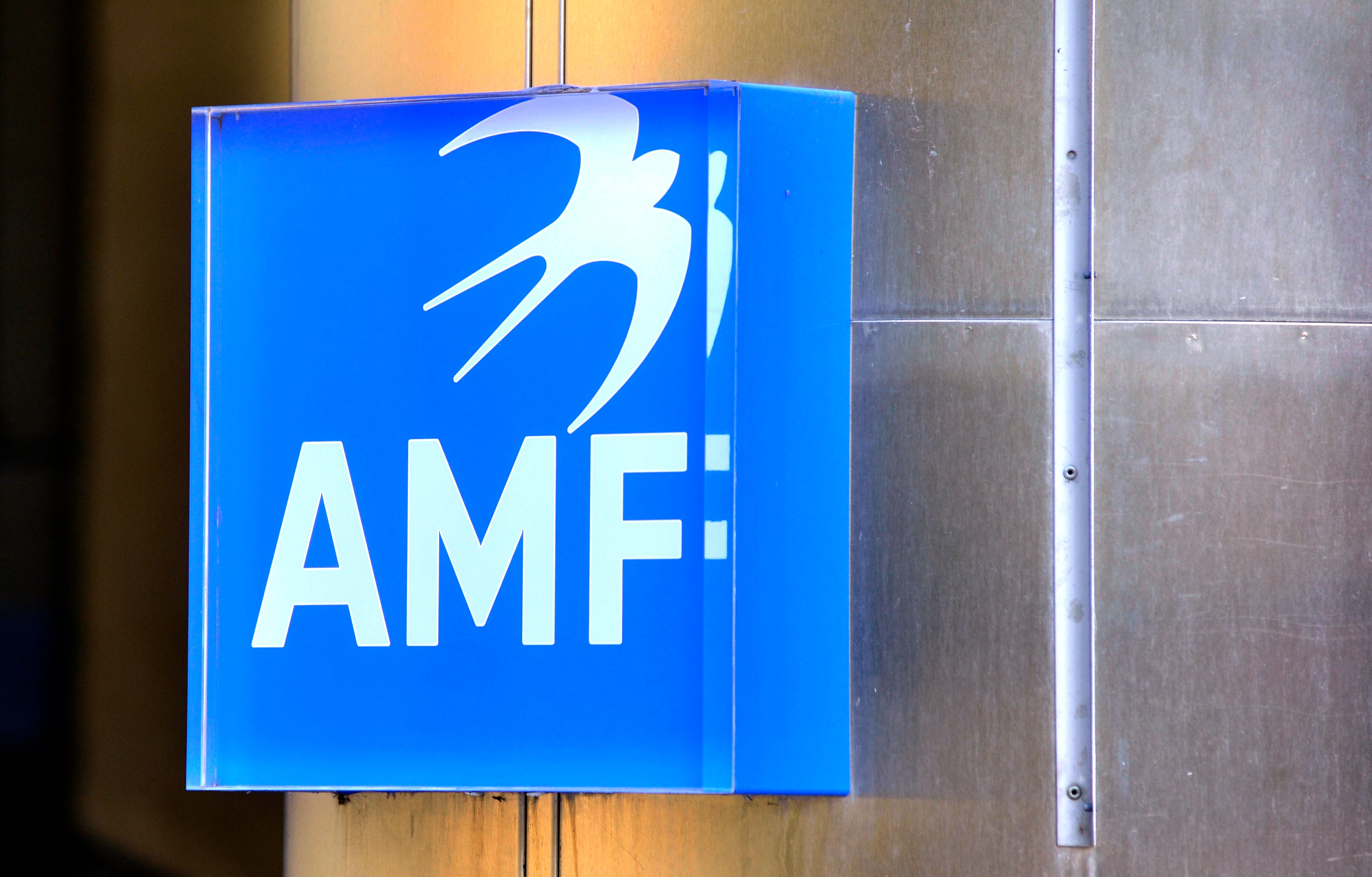 Blå väggmonterad skylt med AMF-logotypen och texten AMF i vitt