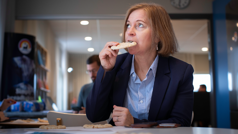 Karin Bodin äter Polarbröd.