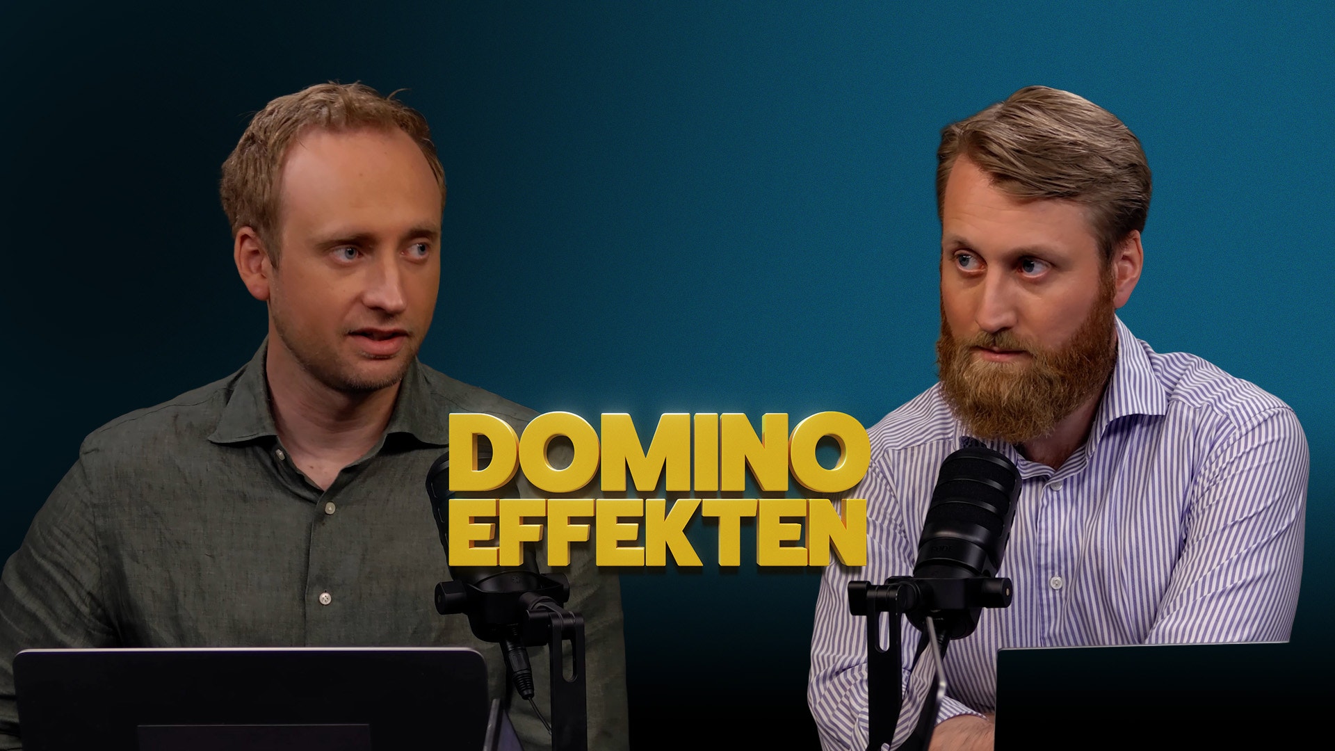 Två män sitter vid en podcast-inspelning med mikrofoner framför sig. Gul text med texten 'DOMINOEFFEKTEN' syns på blå bakgrund.