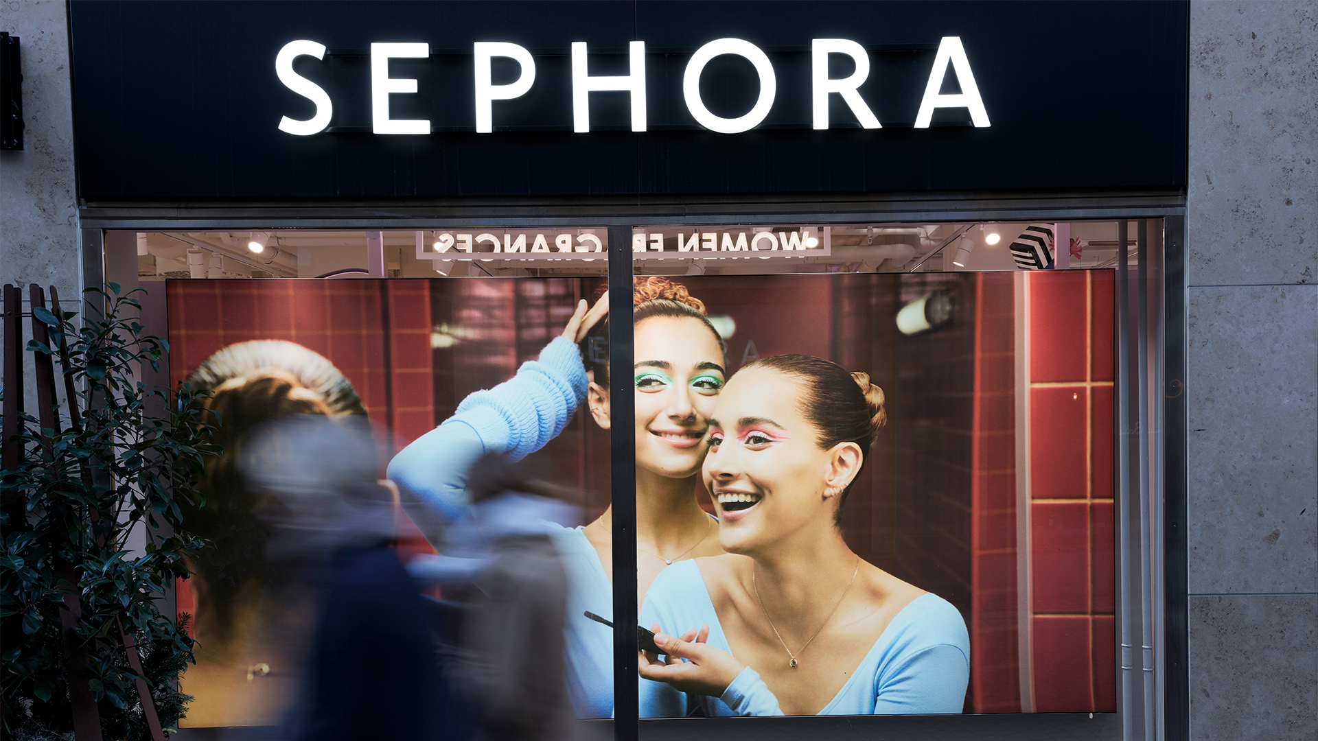 Sephora butiksfönster med skyltning och skönhetsprodukter