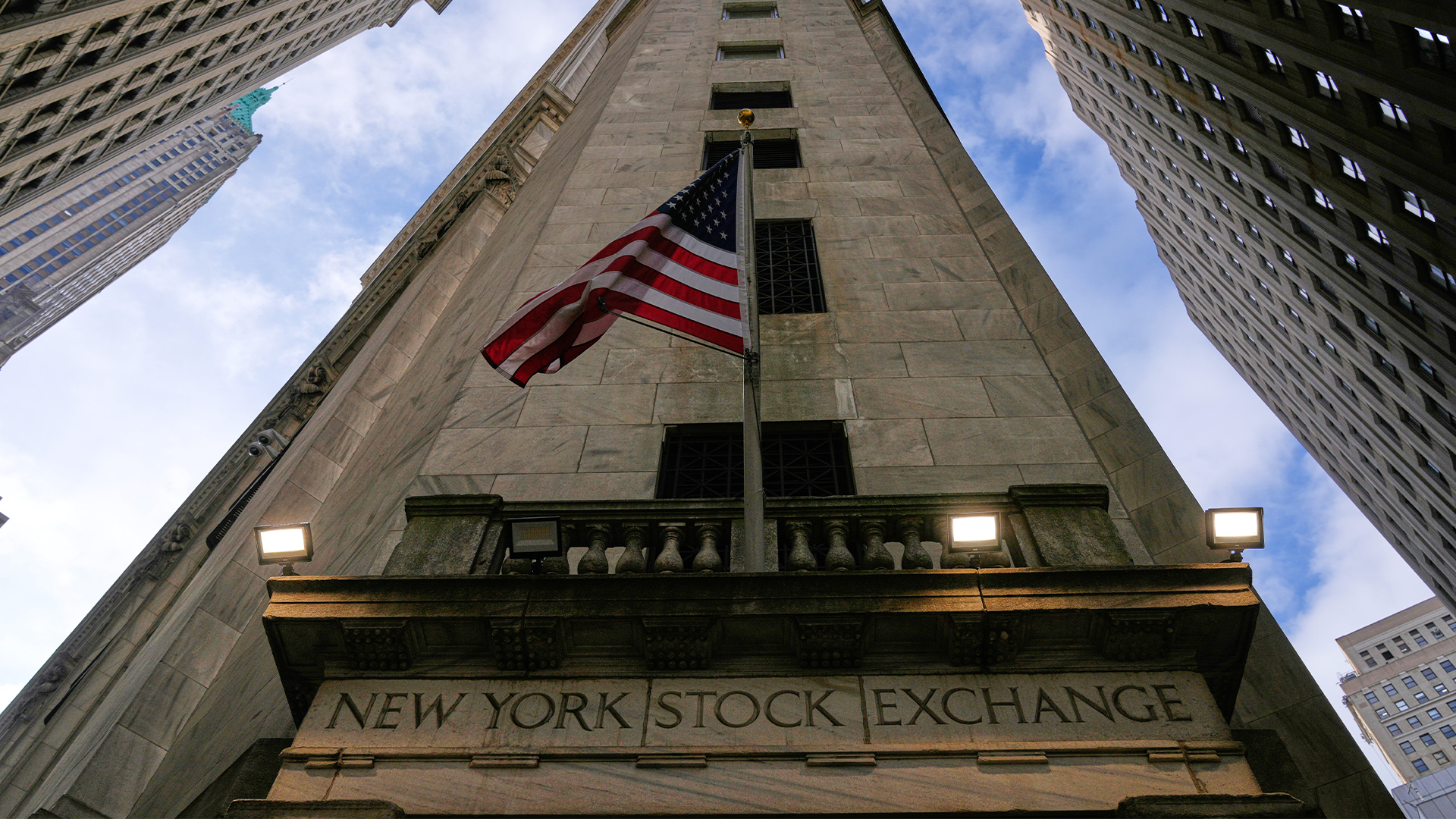 New York Stock Exchange-byggnaden med amerikansk flagga