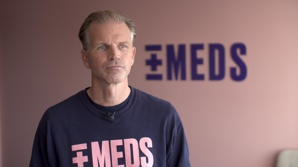 Björn Thorngren vd för Meds står framför en rosa vägg.