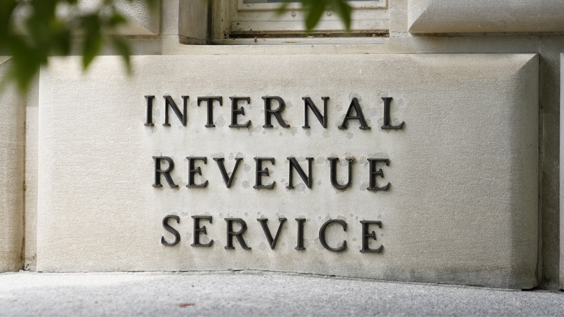 Stenskylt på en byggnad med texten 'Internal Revenue Service' inristad i bokstäver.