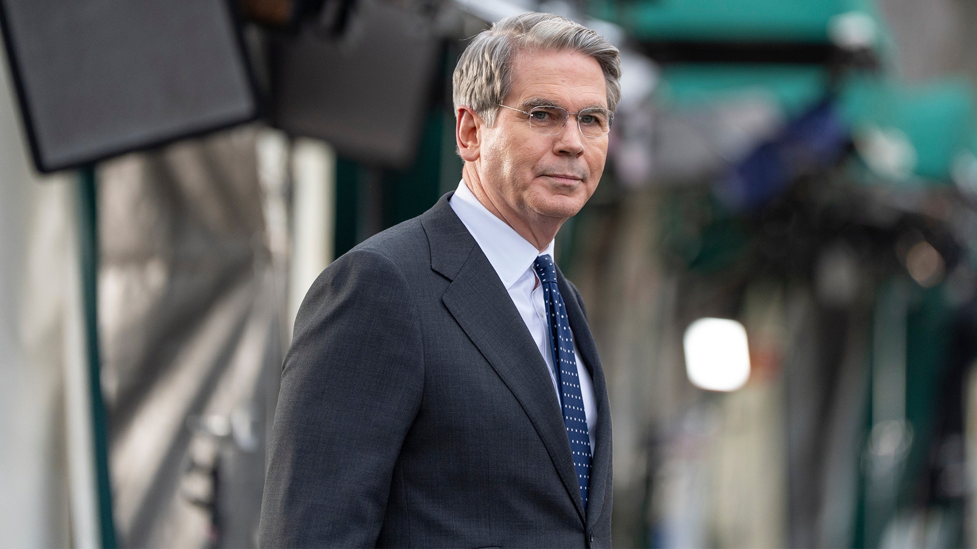 Porträtt av en man i mörk kostym och blå slips.