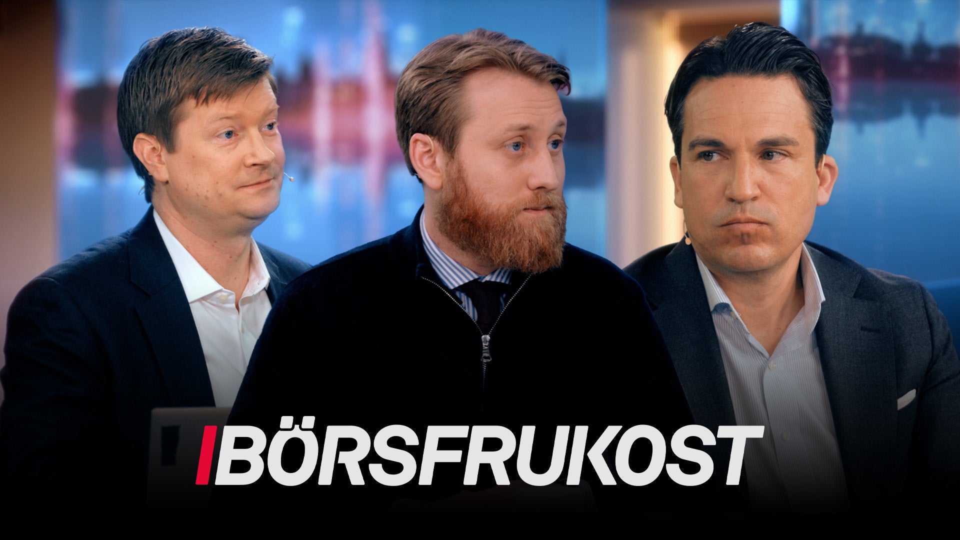 Tre män i affärskläder framför en suddig stadshorisont. Text nederst läser "BÖRSFRUKOST".