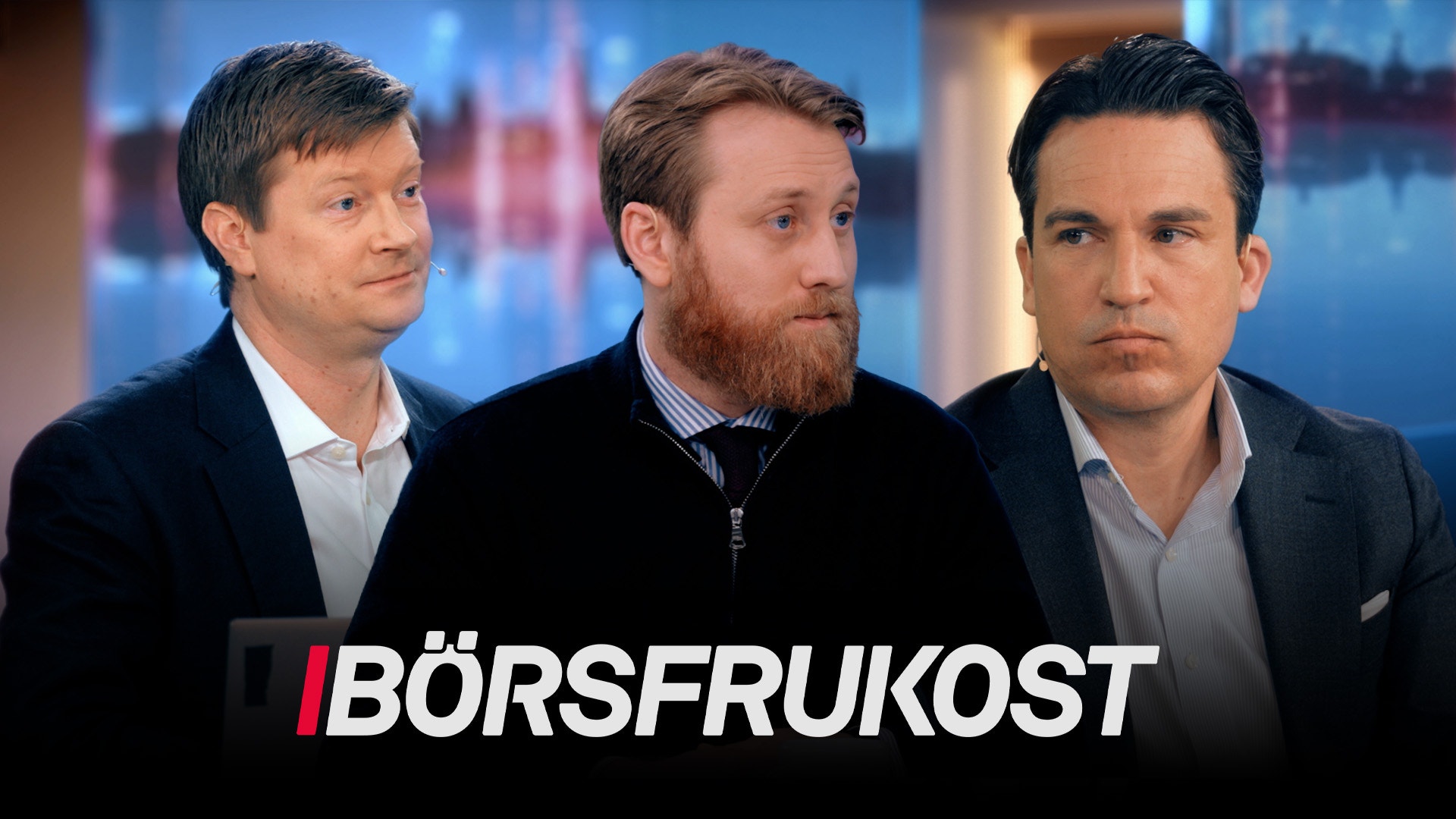 Tre män i affärskläder framför en suddig stadshorisont. Text nederst läser "BÖRSFRUKOST".