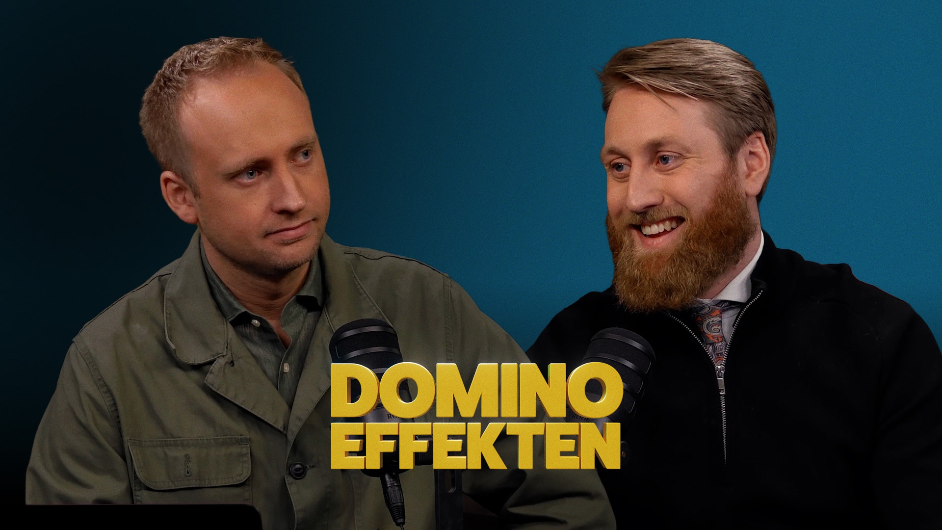 Två män i en intervjusituation framför blå bakgrund. Texten Domino effekten visas i gult.