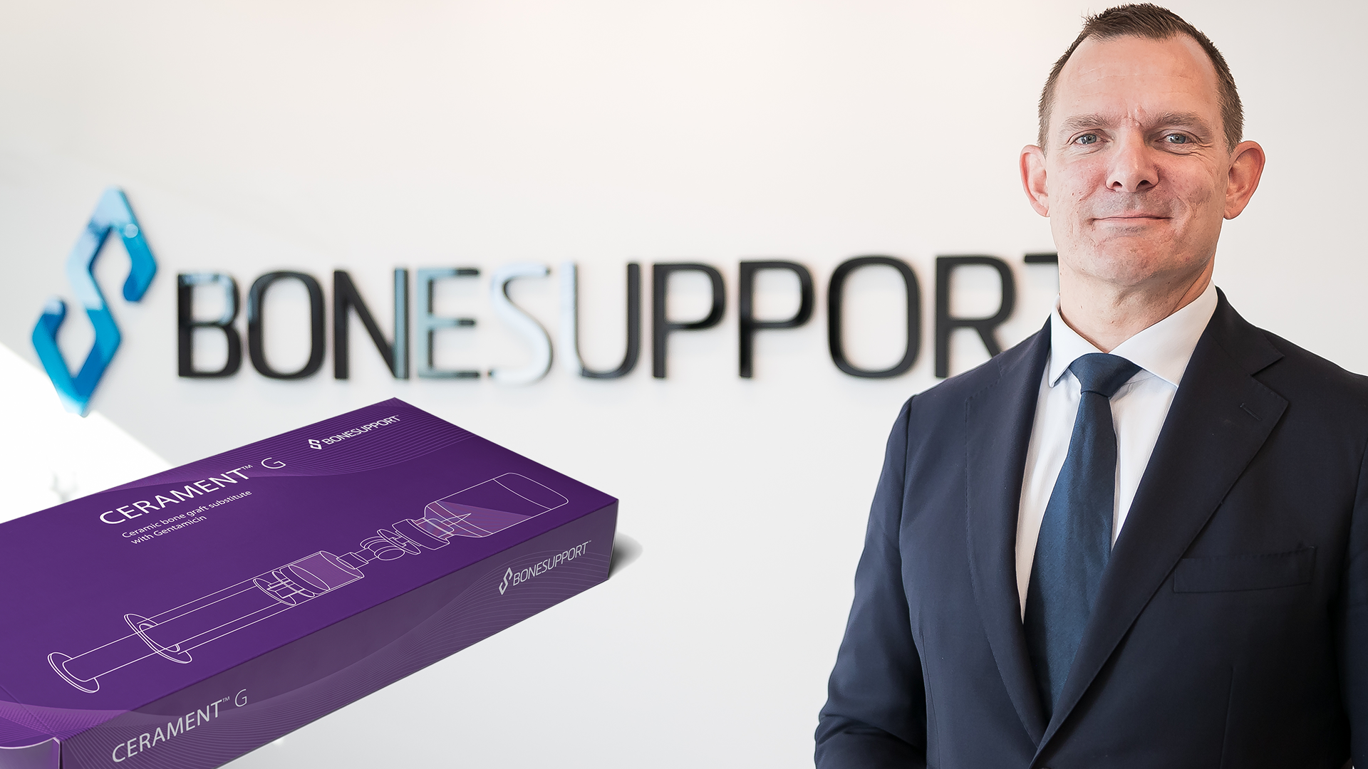 En man i affärsdräkt bredvid BoneSupport-logotypen och en produktförpackning