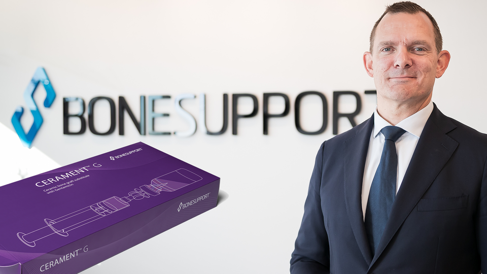 En man i affärsdräkt bredvid BoneSupport-logotypen och en produktförpackning