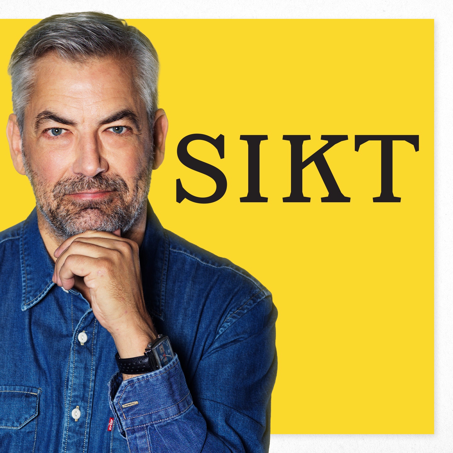 Porträtt av en man med grått hår och skägg, klädd i blå jeansskjorta, mot gul bakgrund med texten SIKT.